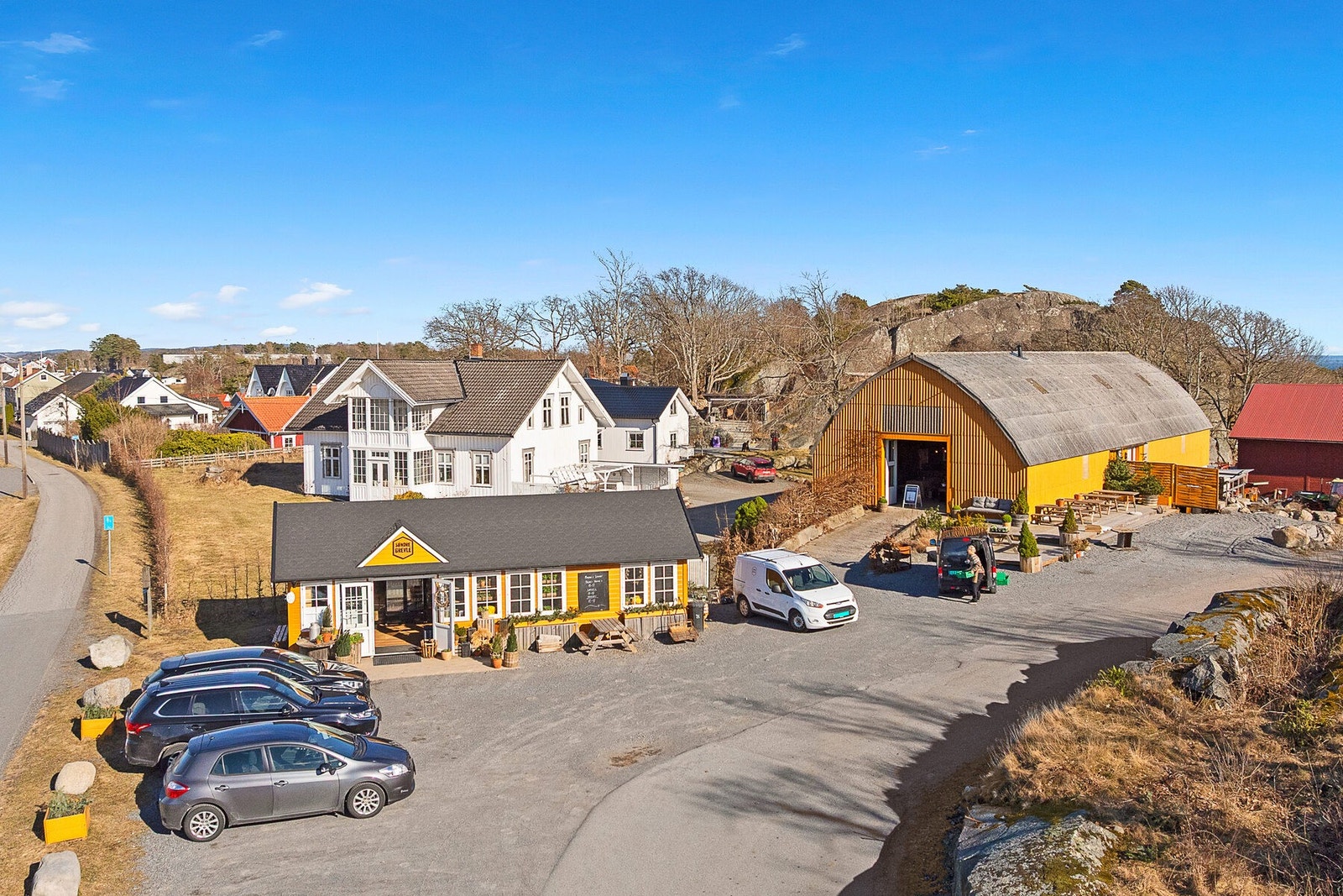 Like ved eiendommen finner du Søndre Grevle, en koselig lokal gårdsbutikk med salg av egne og andre lokale produkter. Galleribilde