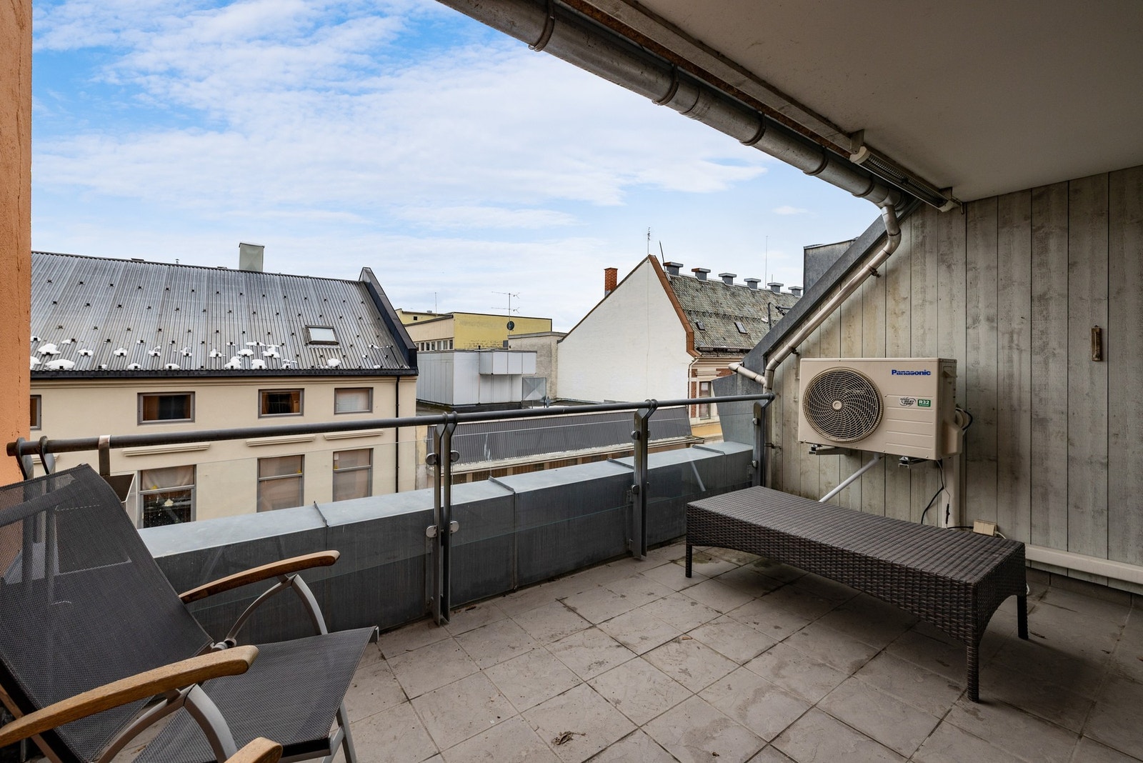 Balkong med takoverbygg. Galleribilde