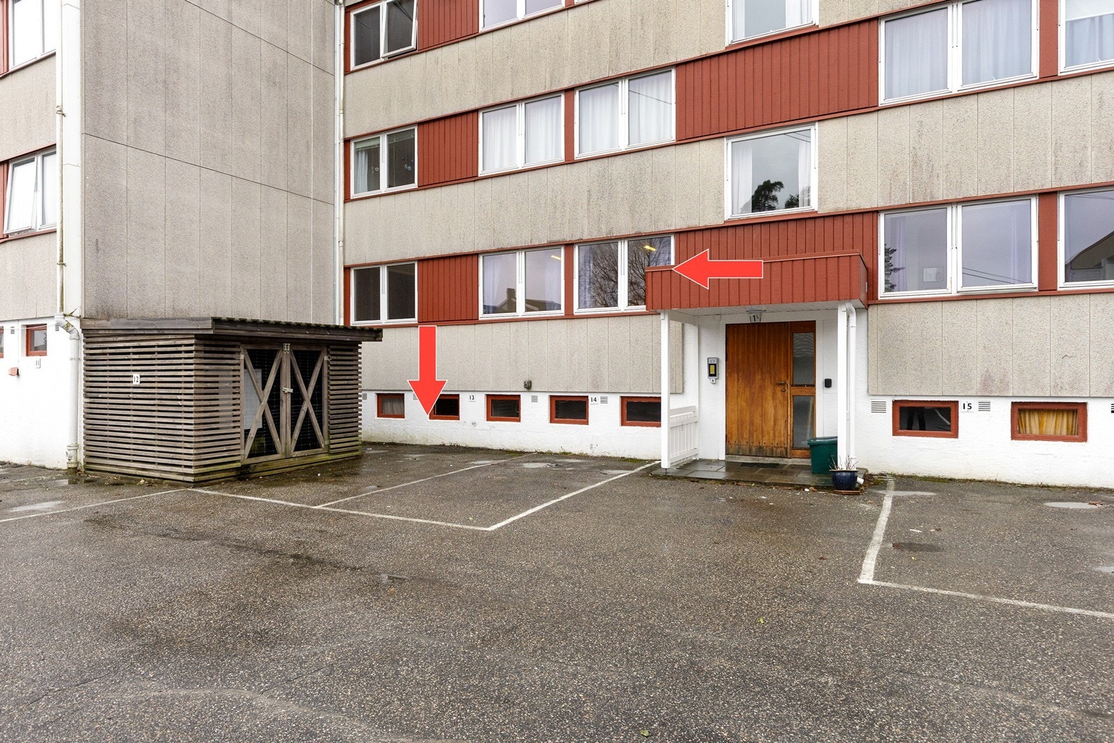 Biloppstillingsplass like ved inngangsparti Galleribilde