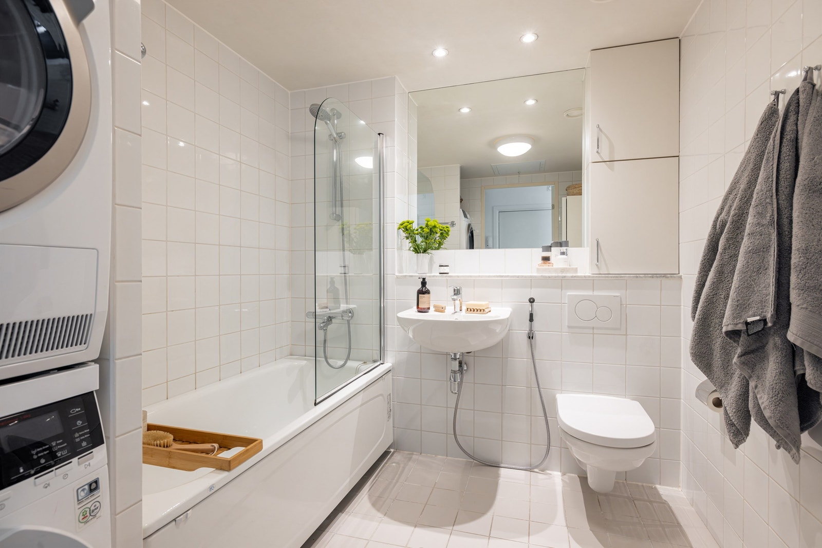 Badet er fra byggeår, med flislagt gulv og vegger samt gulvvarme for ekstra komfort i tillegg til opplegg for vaskemaskin. Galleribilde