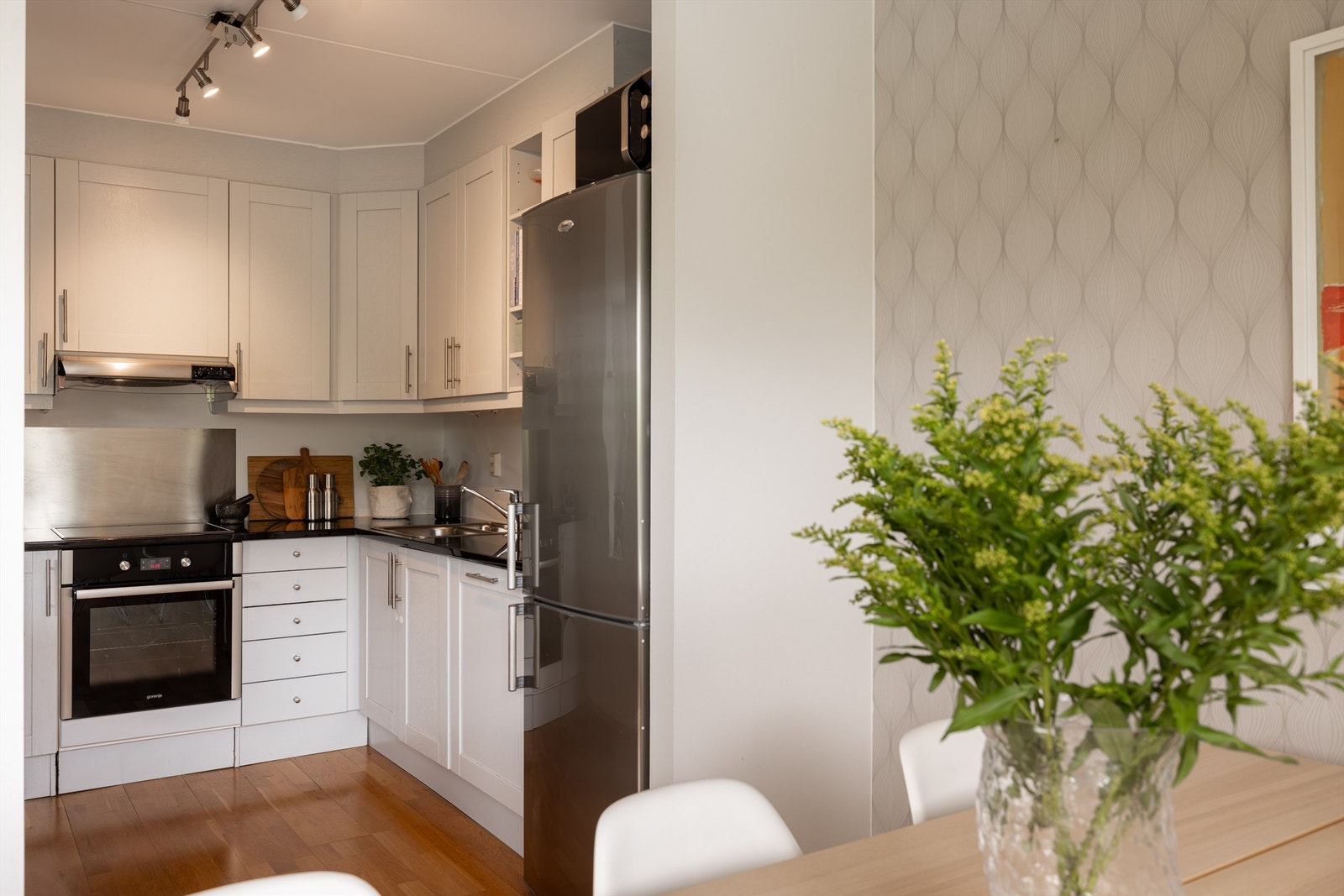 Kjøkkeninnredningen fra Sigdal har profilerte fronter og benkeplate i stein. Kjøkkenet er utstyrt med integrert stekeovn, platetopp og oppvaskmaskin, samt frittstående kjøleskap med fryser. Galleribilde