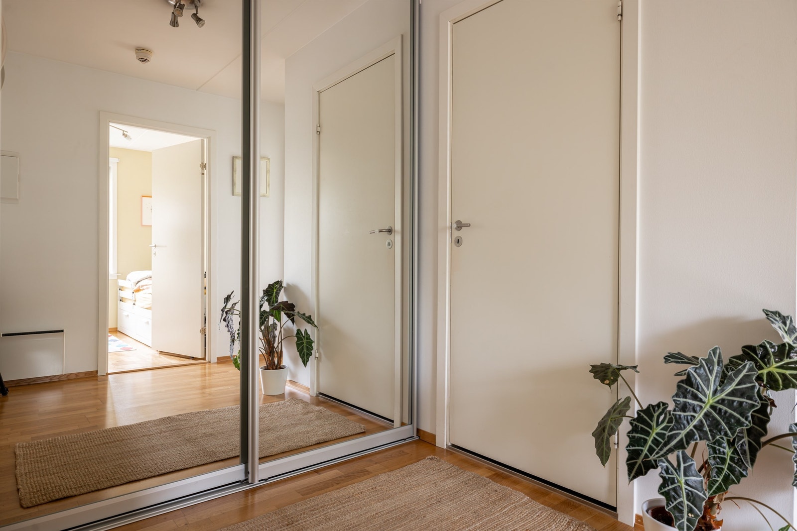 Velkommen inn til en lys og romslig entré som gir et svært godt førsteinntrykk av leiligheten! Galleribilde