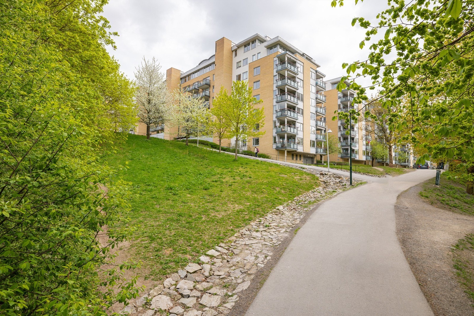 Rett nedfor går det en hyggelig tursti langs elvebredden, fra sentrum i sør til Maridalen/Nordmarka i nord med sine mange turmuligheter, sommer som vinter. Galleribilde