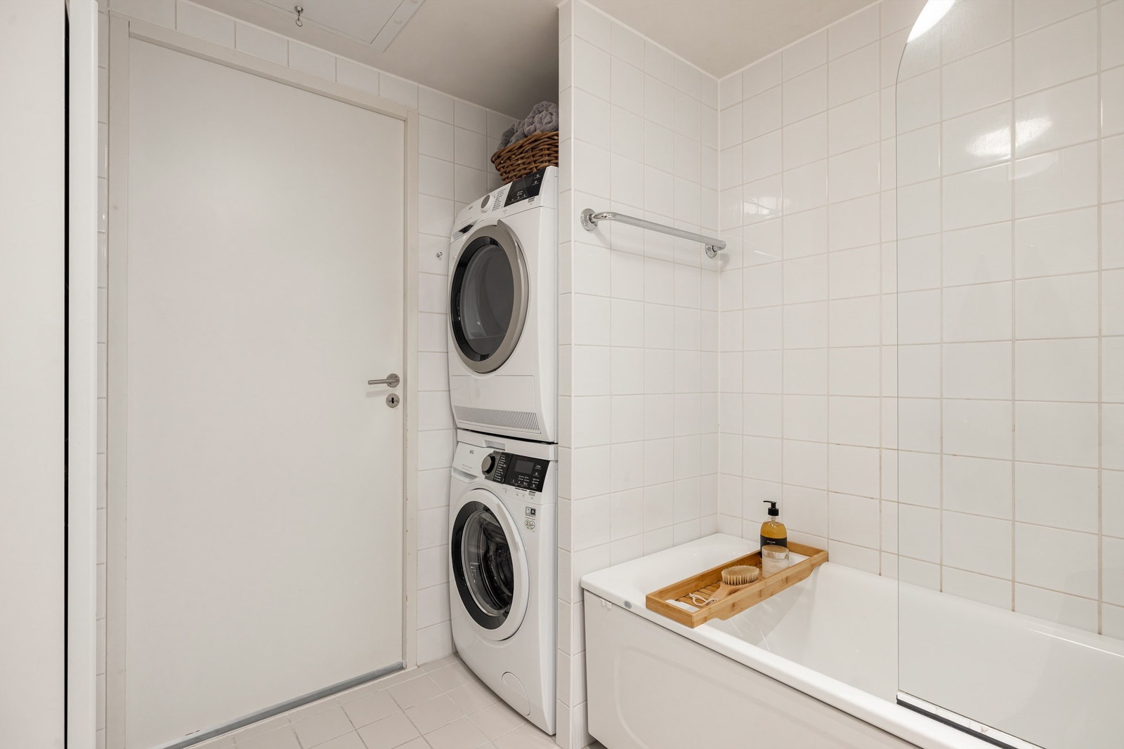 Badet er utstyrt med vegghengt toalett, servant med tilhørende møblement, speil og badekar. Galleribilde