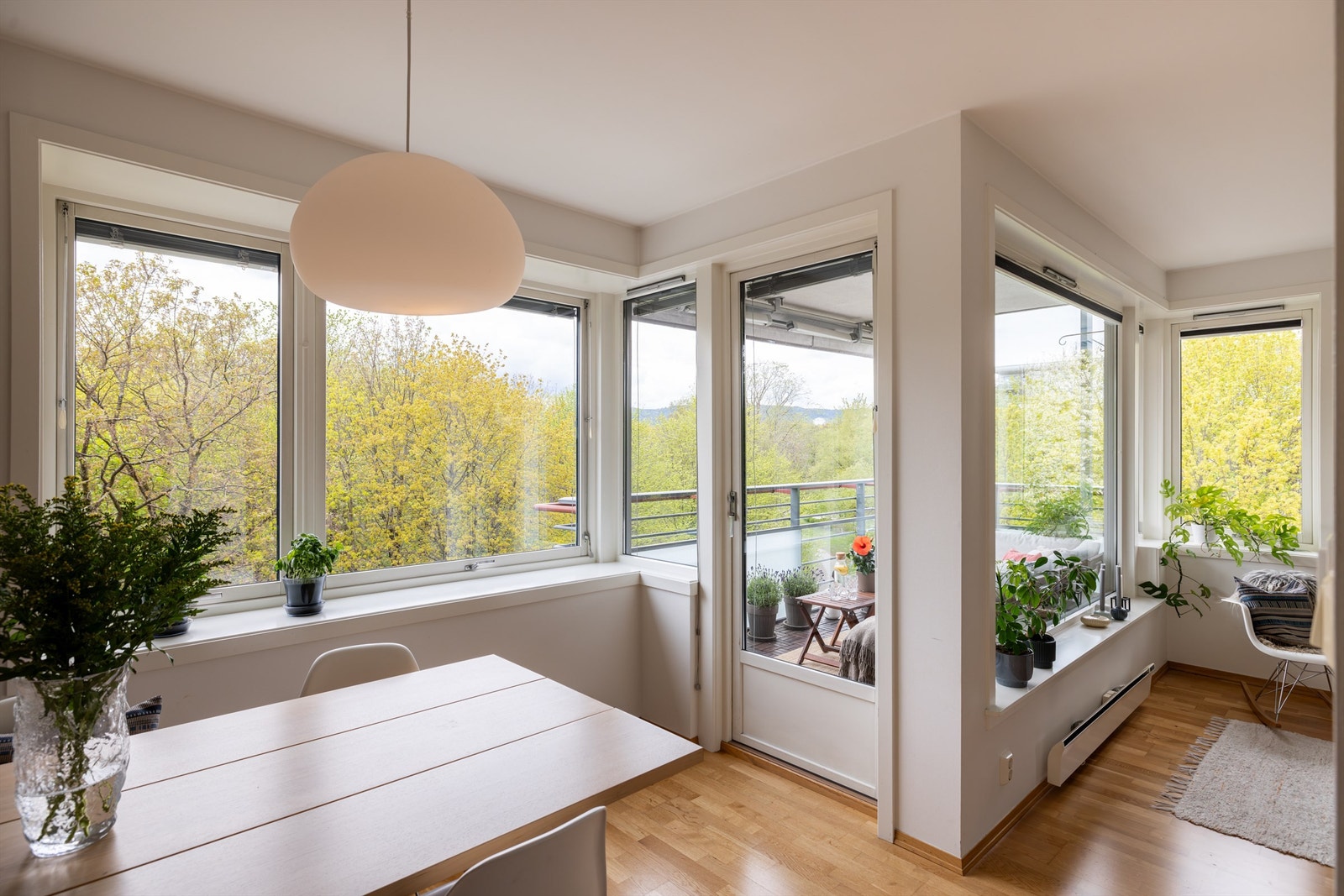 Som hjørneleilighet får du rikelig med dagslys fra vinduer på to sider, og utsikten mot grønne trær gir en sjelden følelse av å bo tett på naturen - midt i byen. Galleribilde