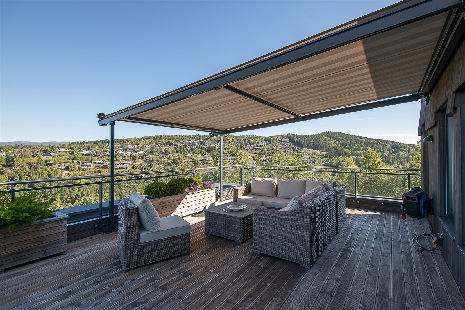 Terrassen går rundt nordsiden og vestsiden av leiligheten. Galleribilde