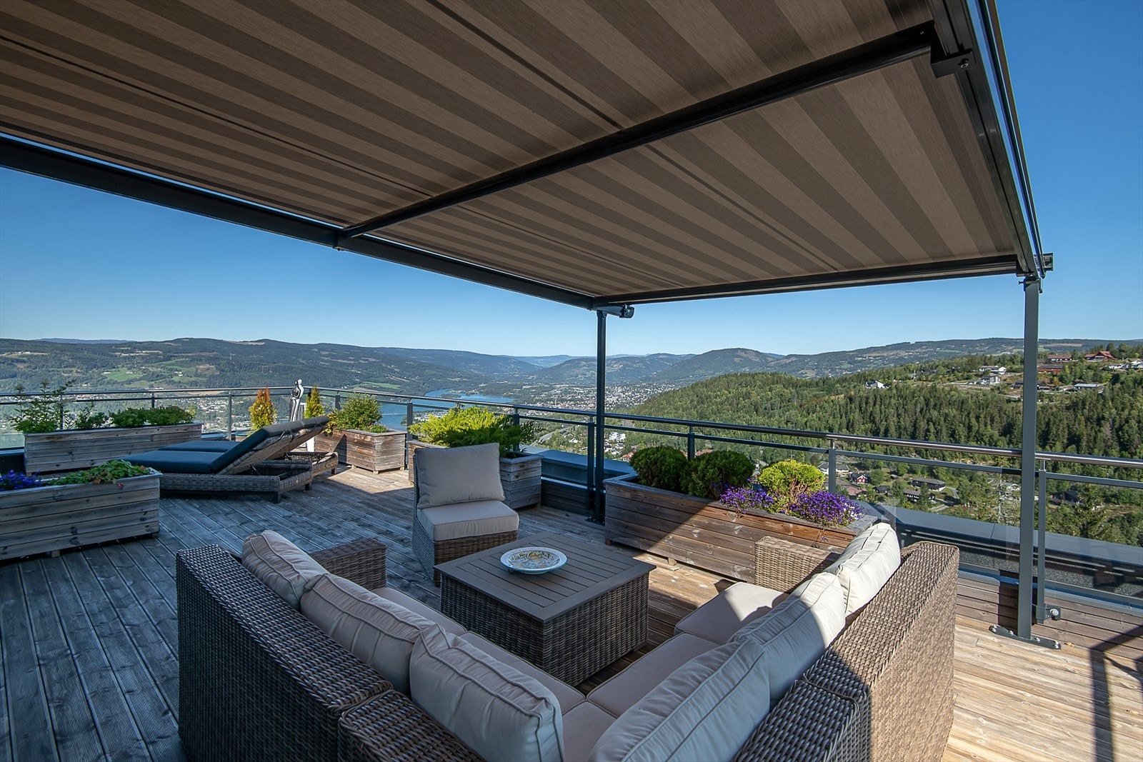 En herlig uttrekkbar pergola beskytter godt mot både solstek og dårligere vær. Galleribilde