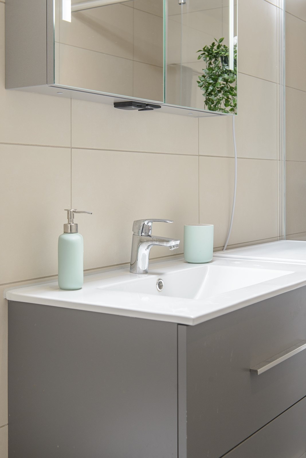 Badet har opplegg for vaskemaskin og varme i gulvet. Galleribilde