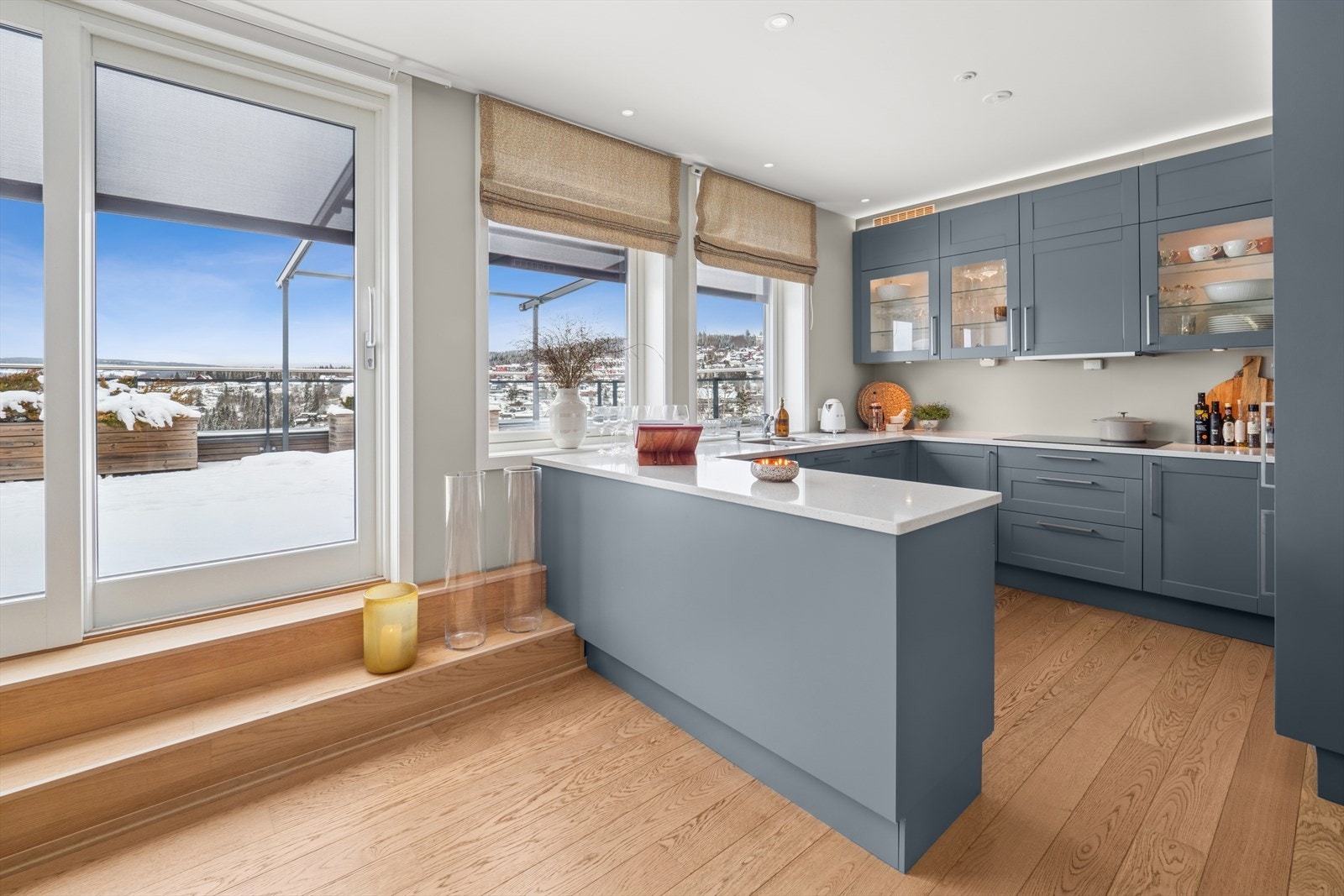 Integrerte hvitevarer består av platetopp, 2 komfyrer hvorav en er kombinert dampovn, oppvaskmaskin og kjøl/fryseskap som medfølger. Galleribilde