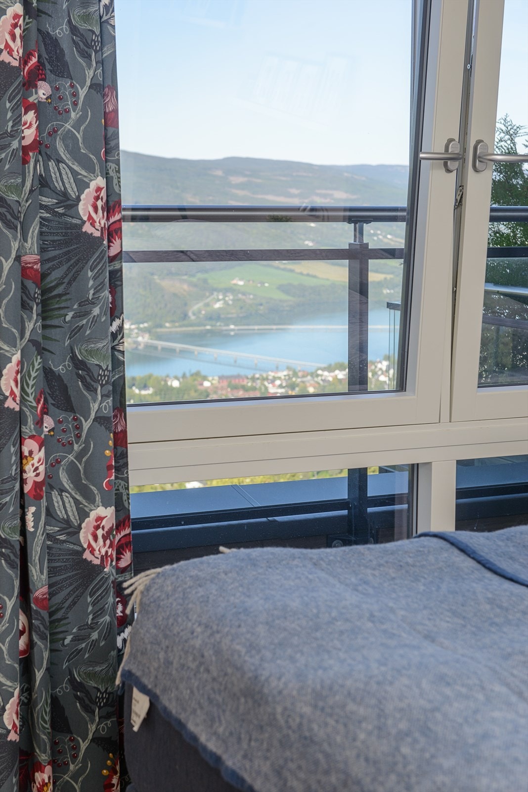 Fra vinduene kan du nyte den flotte utsikten. Galleribilde