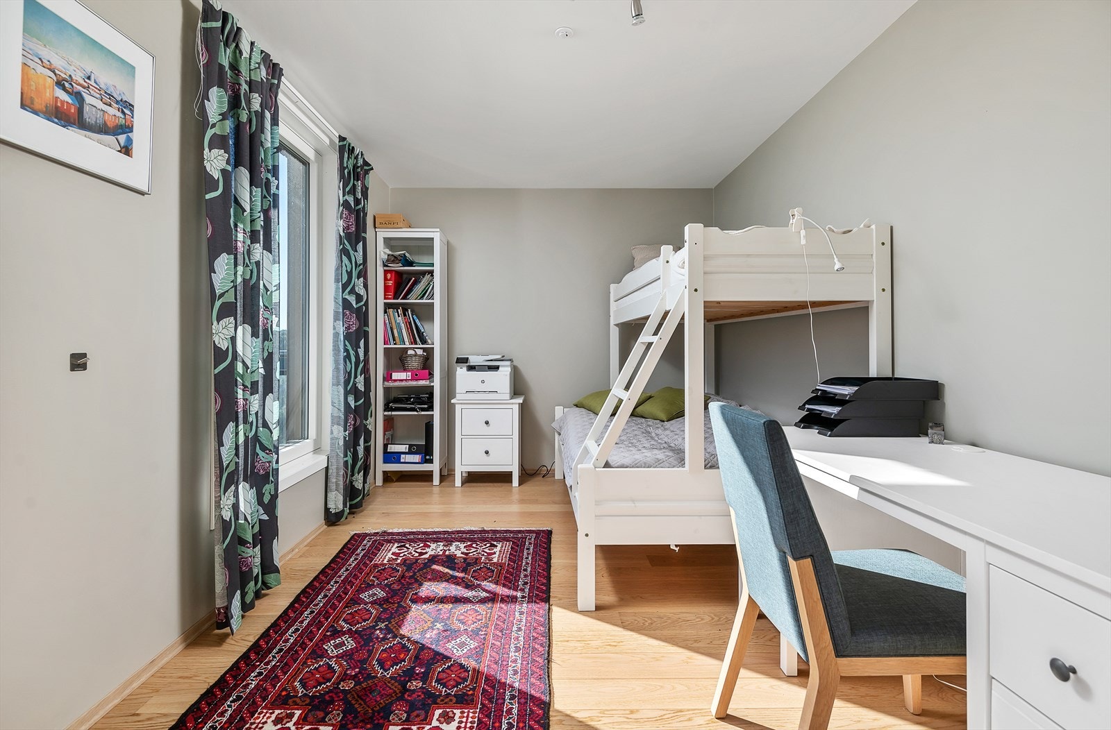 Rommet er av fin størrelse og har behagelige fargevalg. Galleribilde