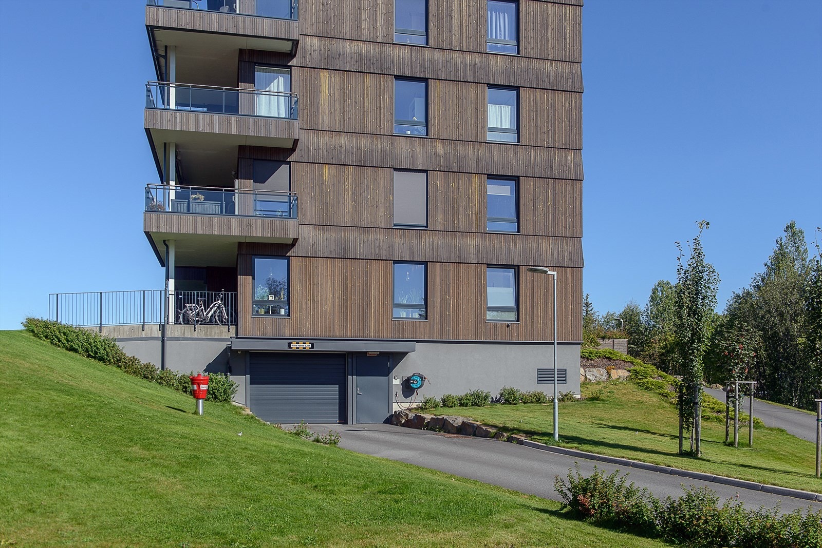 Eiendommen har felles parkeringsanlegg i underetasjen. Galleribilde