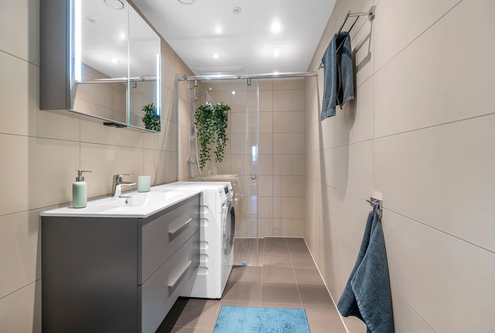 Leiligheten har to flotte bad som begge har fliser på gulv og vegger. Galleribilde