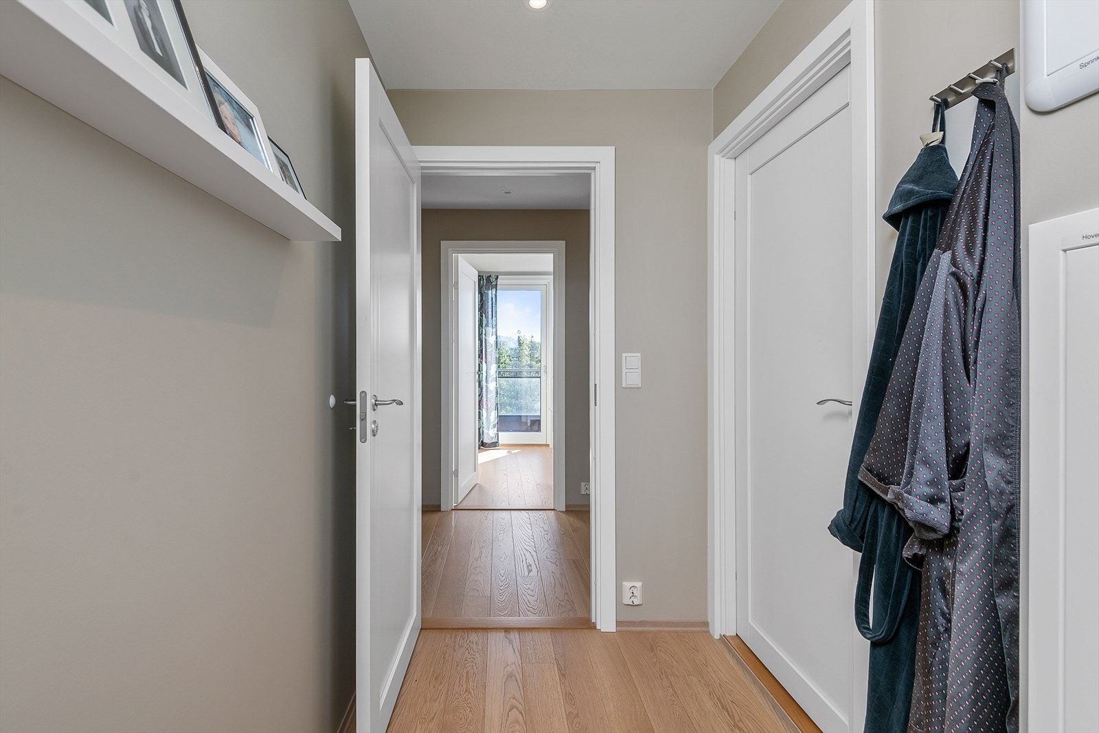 Hovedsoverommet er av romslig størrelse og har eget bad inn døren til høyre. Galleribilde