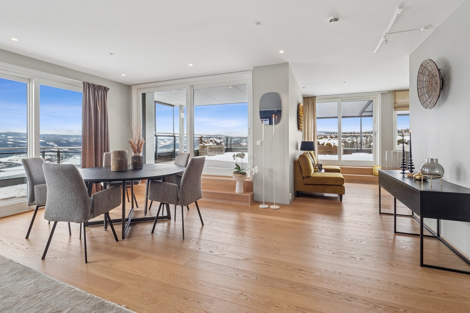 Det er godt med vinduer og terrassedører som slipper rikelig med sollys inn i oppholdsrommet. Galleribilde