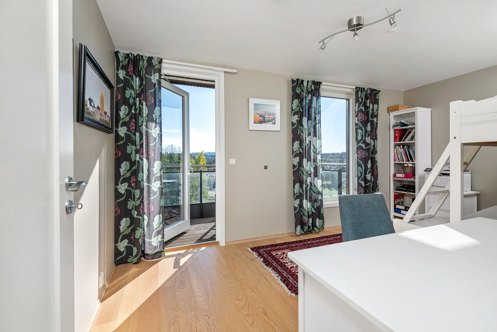 Det andre soverommet har god plass til møblement og har utgang til den østvendte verandaen. Galleribilde