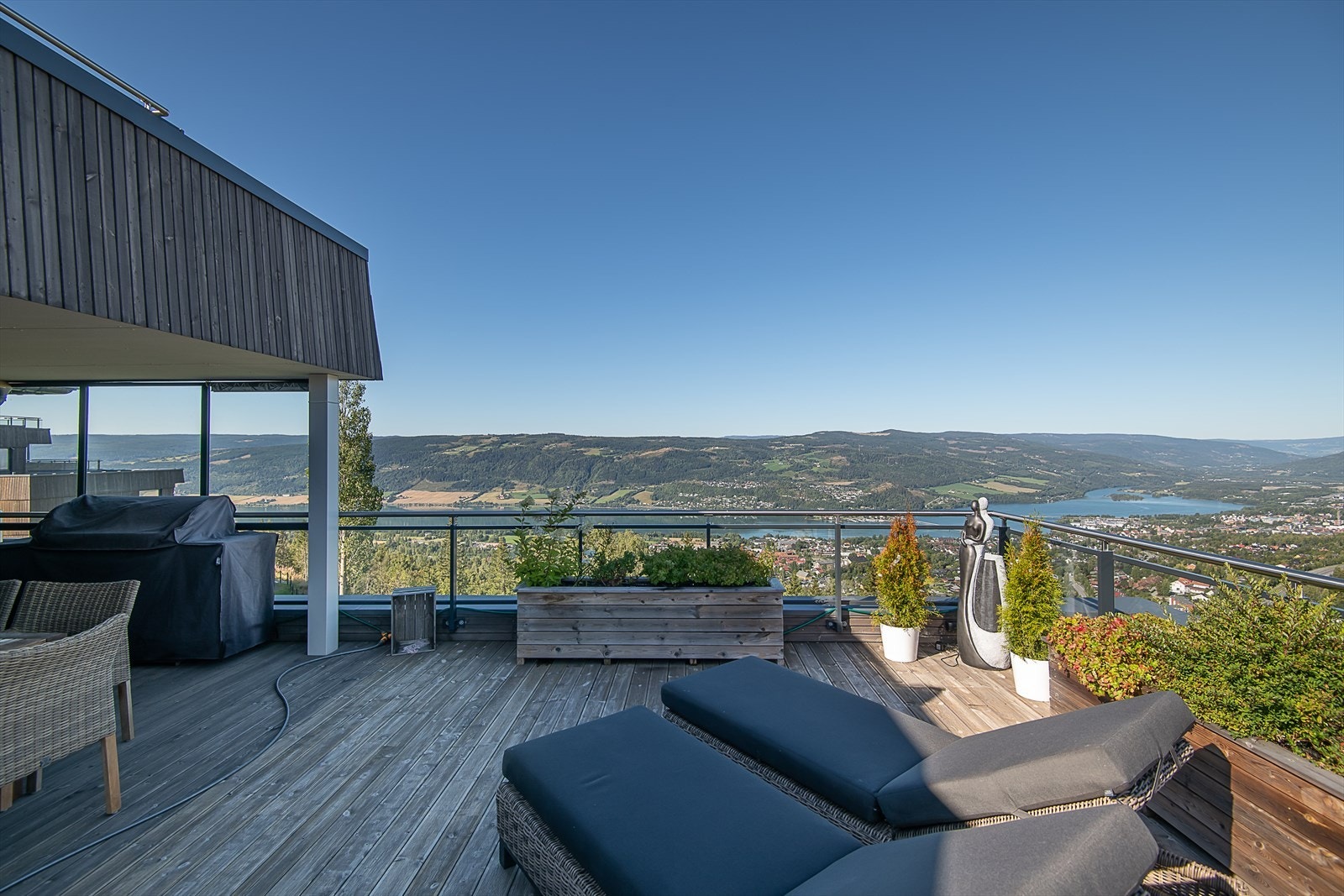 Det er storslått utsikt fra den romslige, flotte terrassen Galleribilde