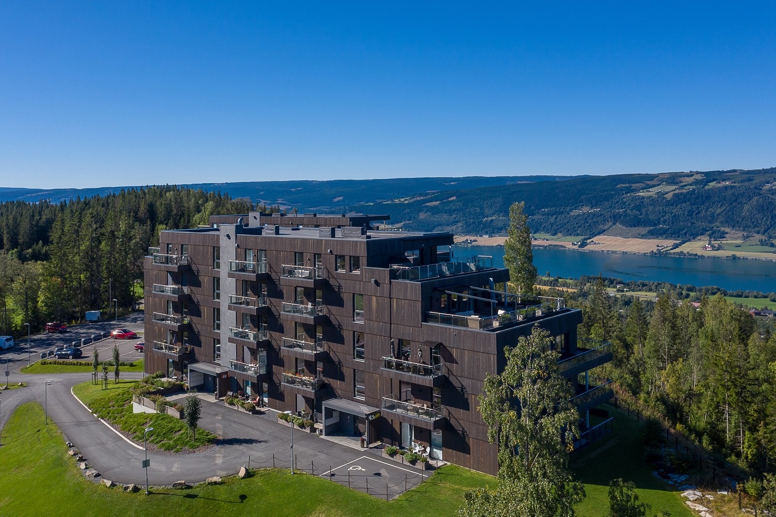 For den friluftsglade er det flotte turstier og skiløyper ved Røyslitjern. Det er også flotte tur- og skimuligheter i Vårsetergrenda. Galleribilde