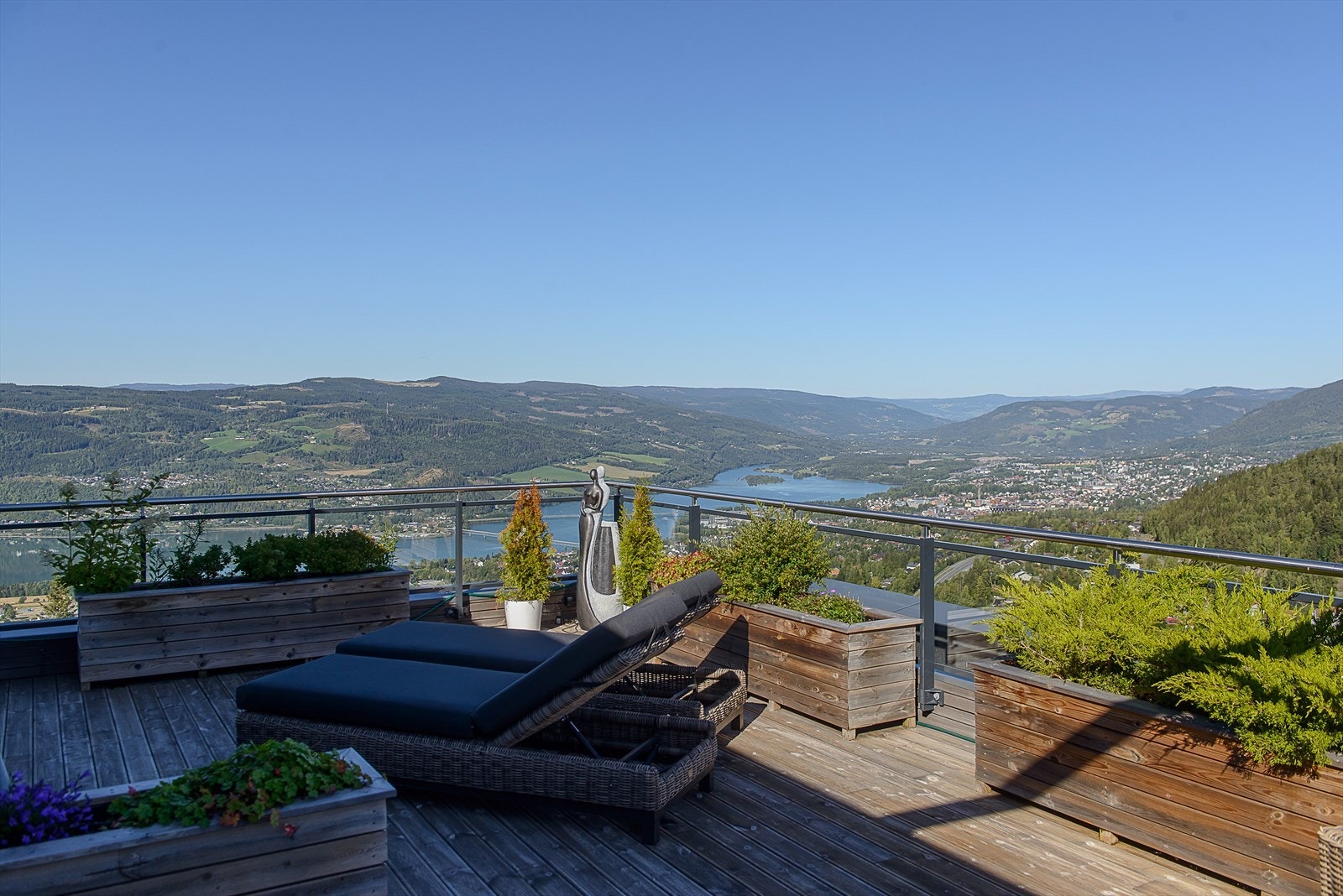 Lekker leilighet med store terrasser og upåklagelig utsikt over Lillehammer og omegn! Galleribilde