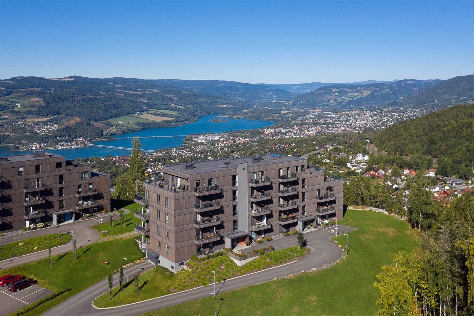 Boligblokken ligger høyt og fritt med nydelige utsiktsforhold. Galleribilde