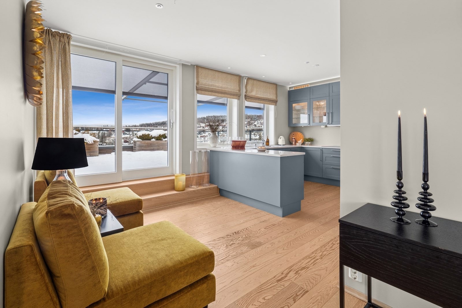 Kjøkkenet er trukket bort fra selve stuen og har fine detaljer med underlimt kjøkkenkum, vitrineskap og integrerte hvitevarer. Galleribilde