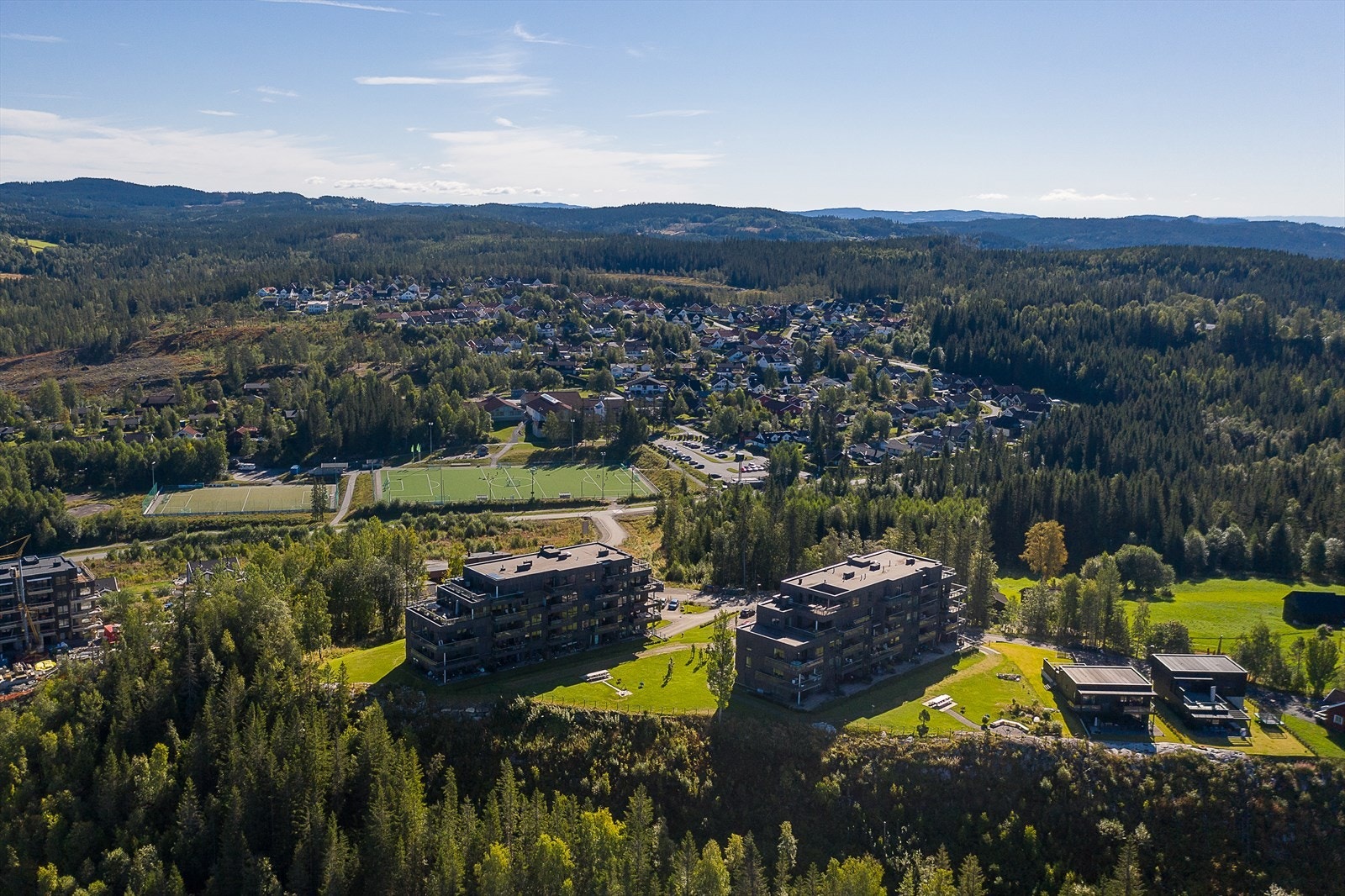 Eiendommen har beliggenhet i et barnevennlig område med både lekeplasser og fotballbane. Galleribilde