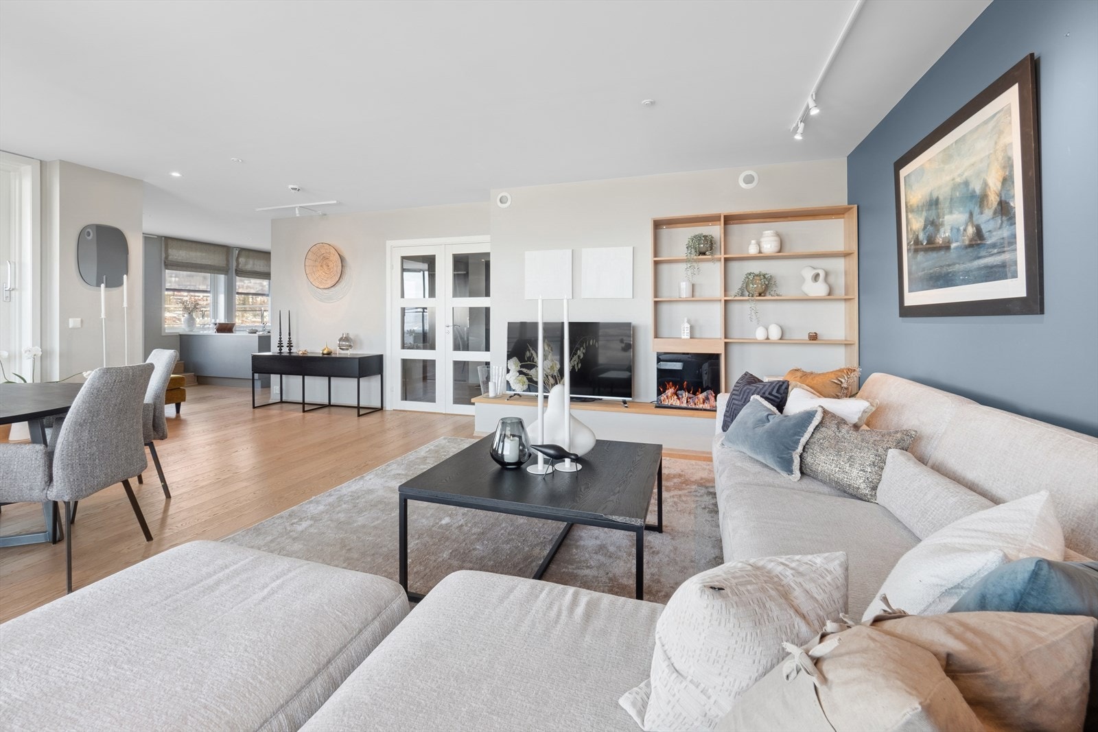 Stuen har fine overflater med moderne fargevalg på veggene og en pen enstavs eikeparkett på gulvet. Galleribilde