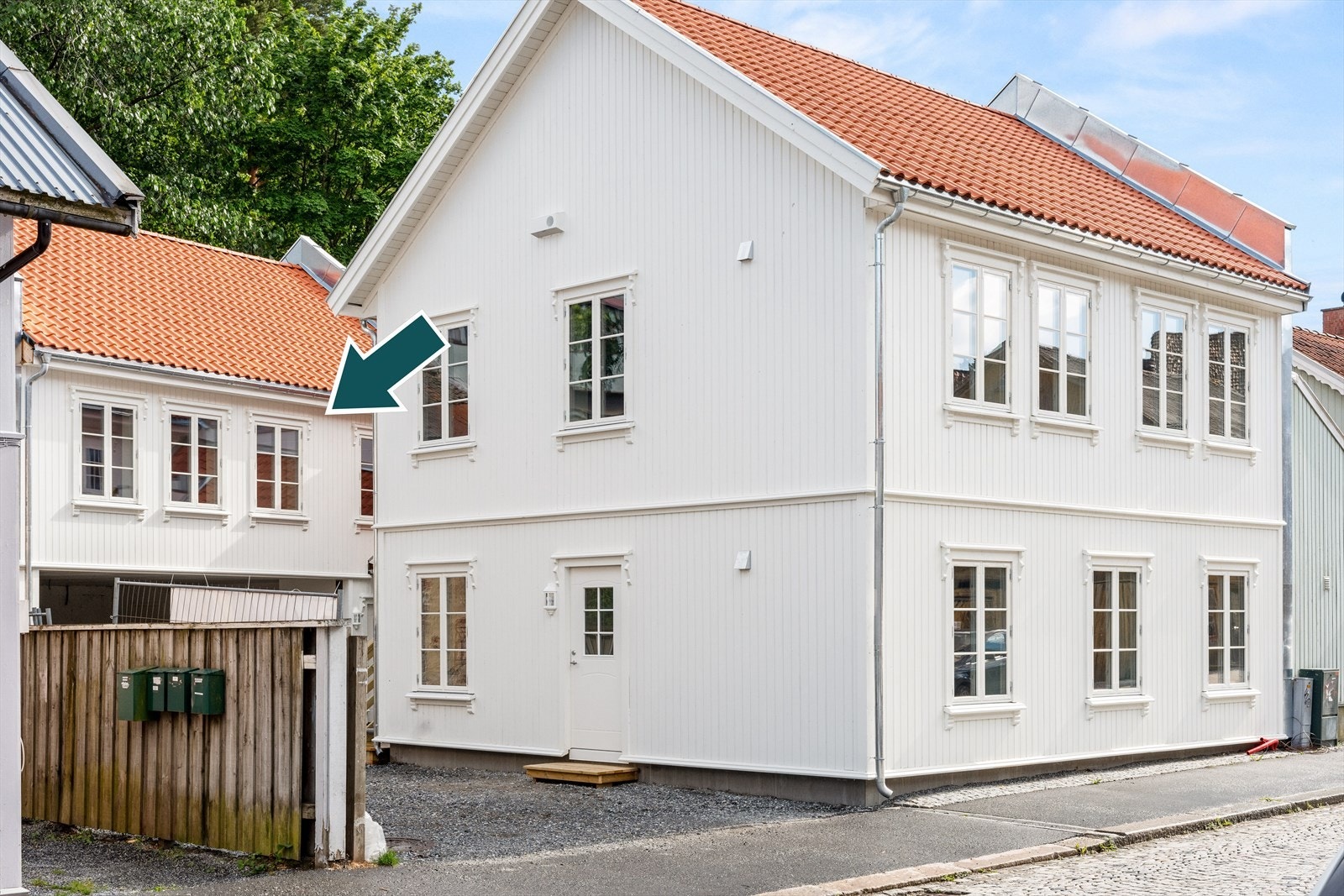 Den største av de tre leilighetene befinner seg i bakgården - Egen trapp/entre opp til leiligheten. Galleribilde