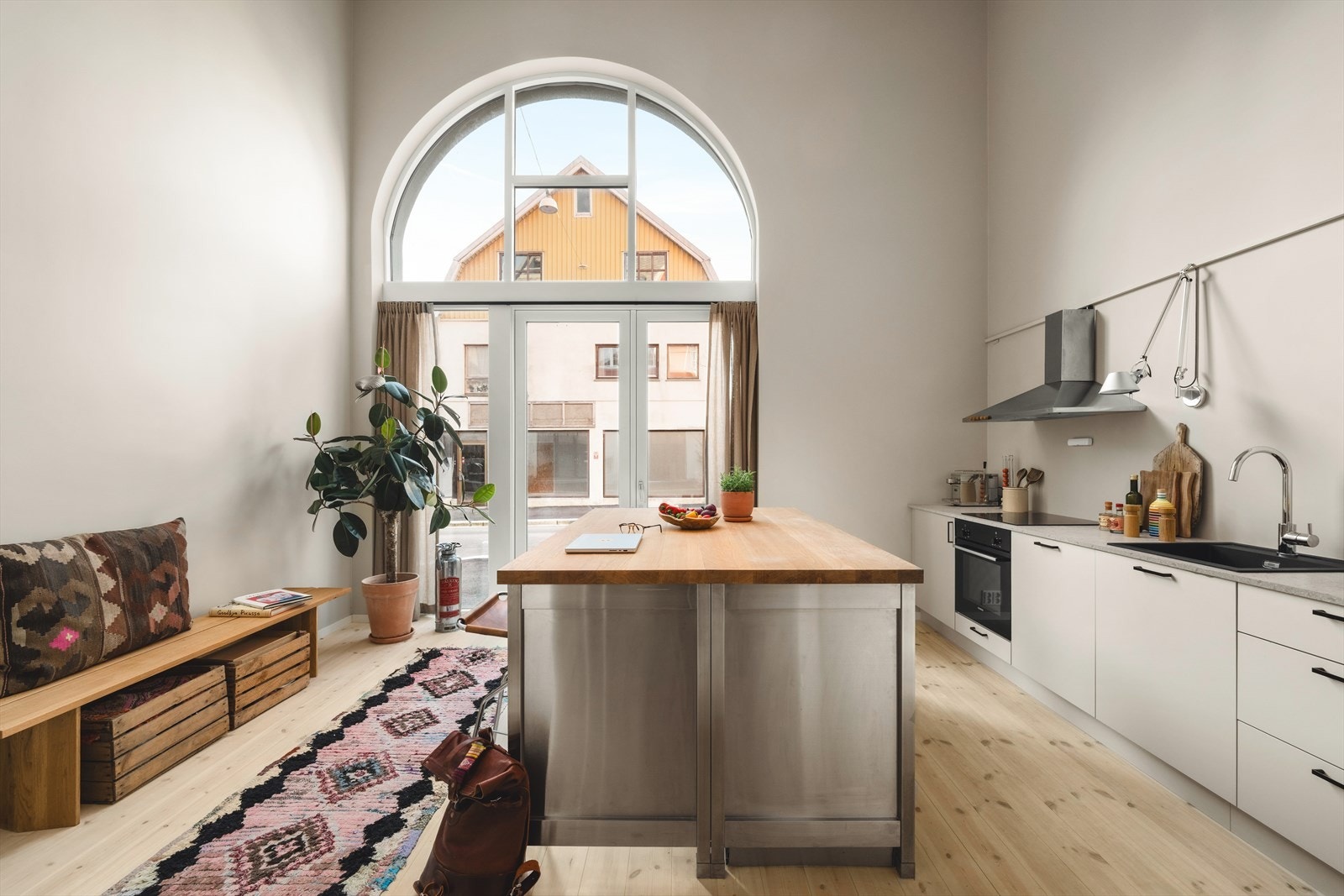 Leiligheten har en fantastisk takhøyde som i kombinasjon med store vindusflater sørger for en luftig atmosfære. Galleribilde