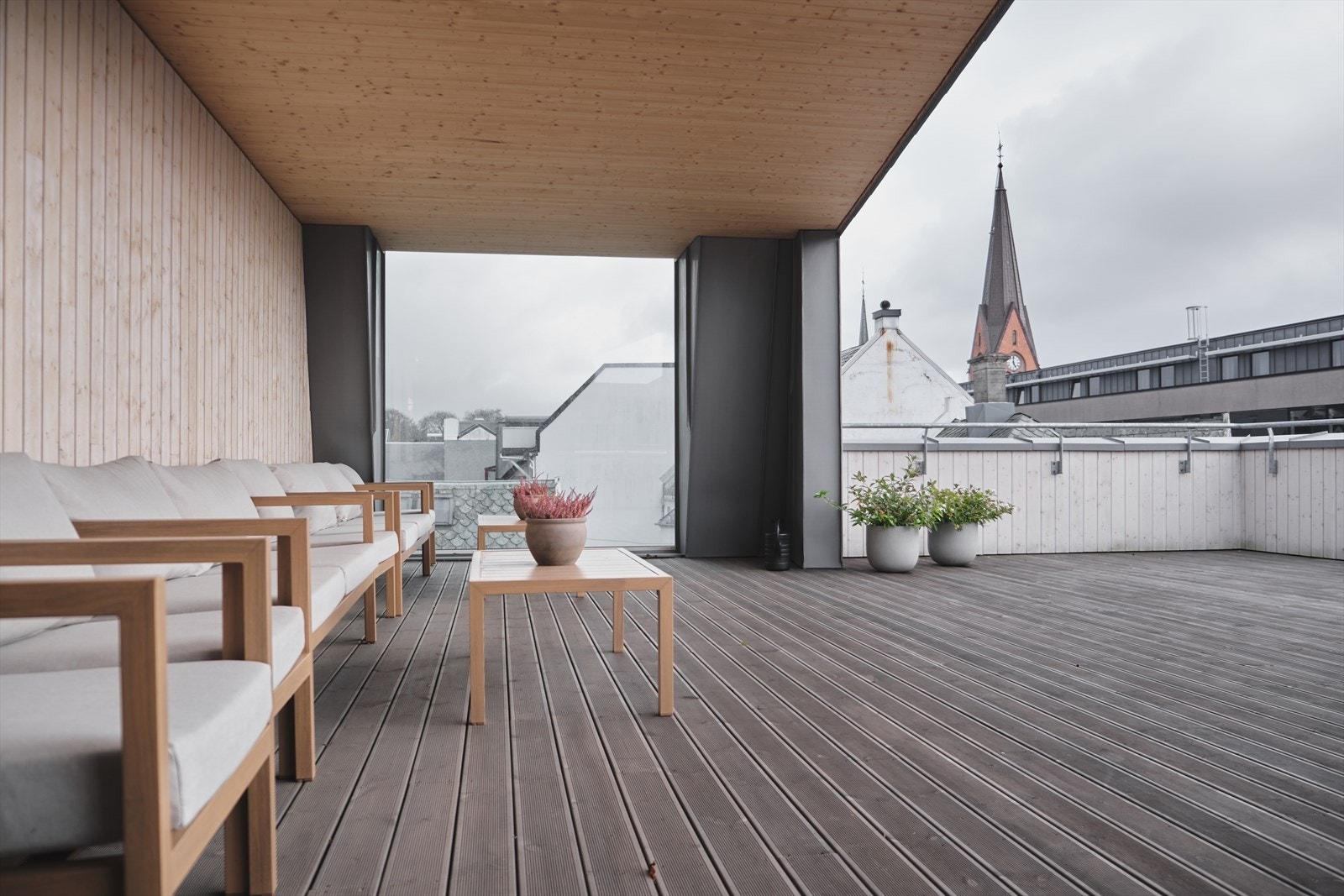 Takterrassen har en overbygget del. Galleribilde