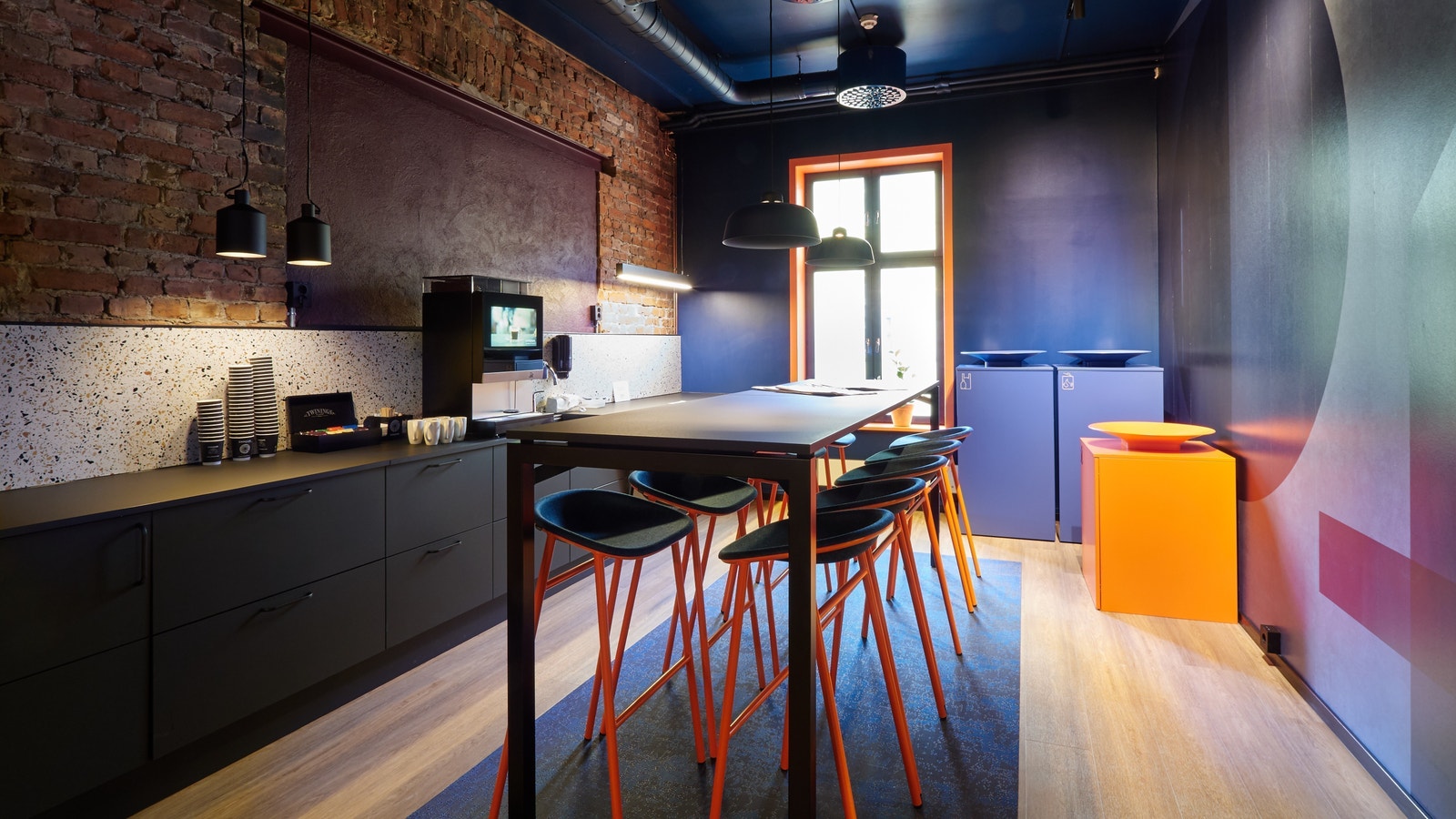 Det er to kjøkken med kaffestasjoner til disposisjon Galleribilde