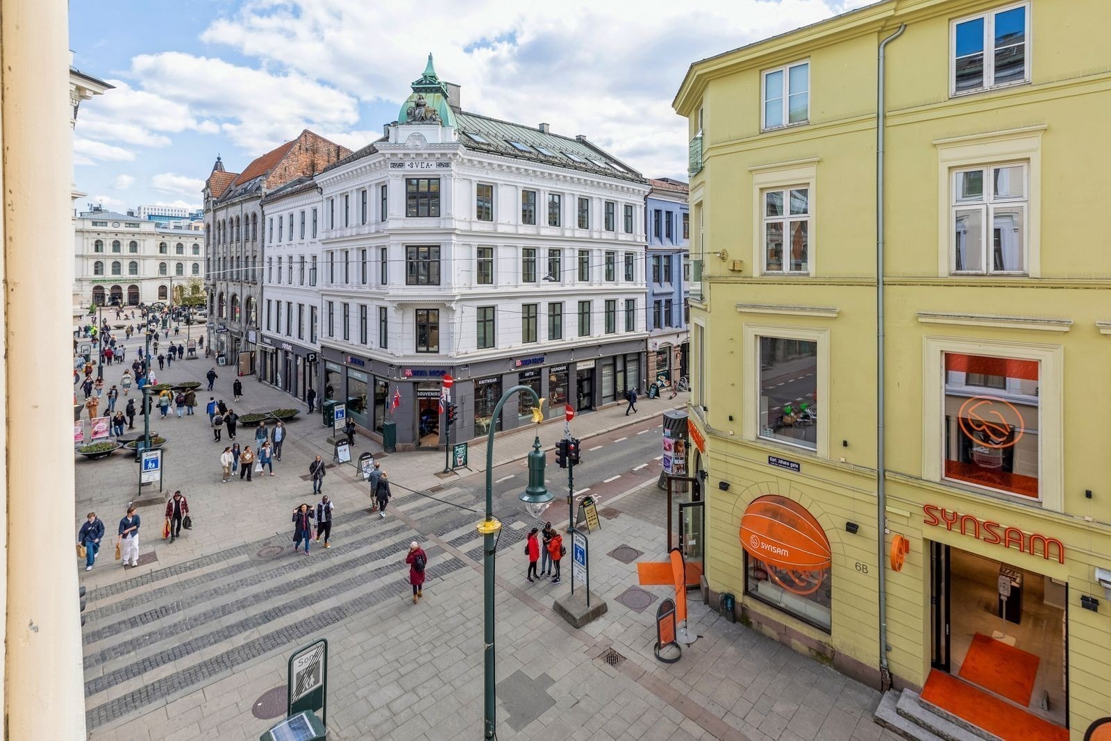 I 3.etg har du flott utsyn over Karl Johans gate Galleribilde