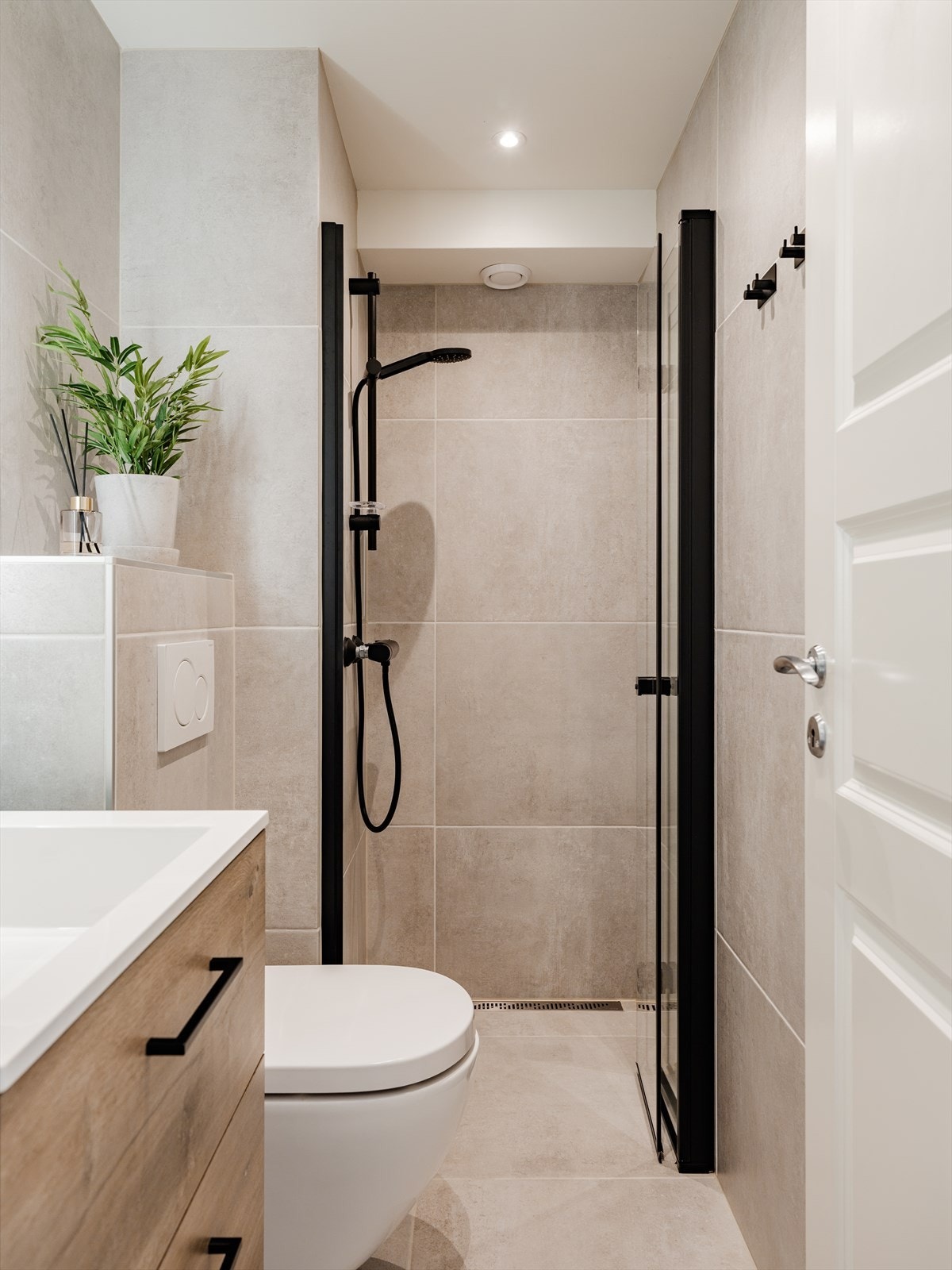 Badet består av toalett, servant med underskap og dusj. Varmekabel i gulv. Galleribilde