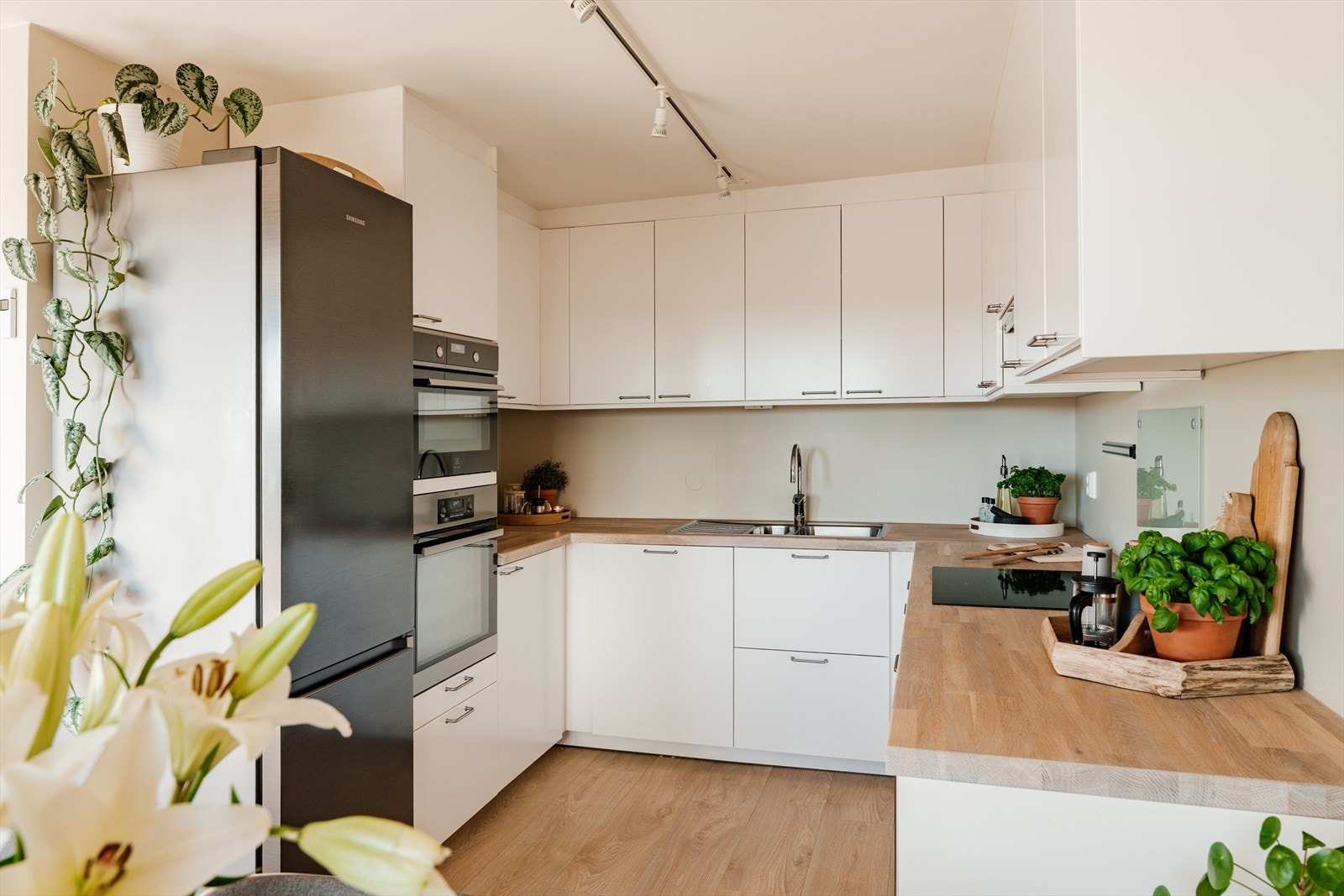 Godt med skap- og benkeplass. Tidløs kjøkkeninnredning fra IKEA og benkeplate i heltre. Galleribilde