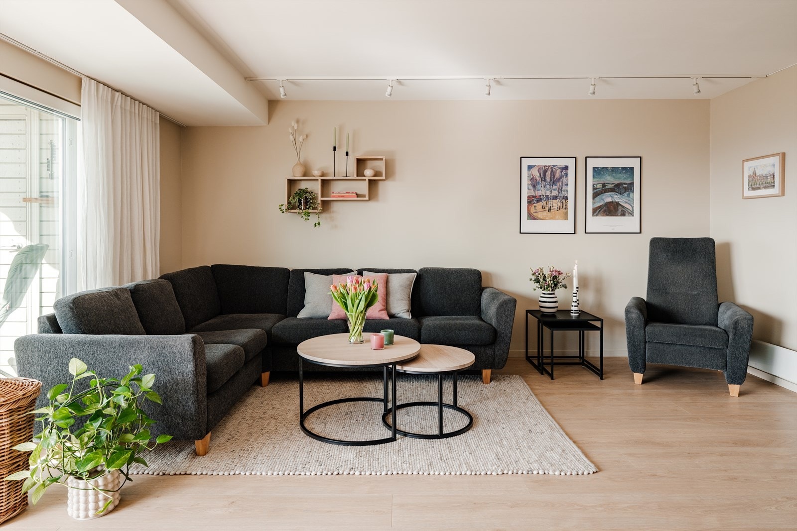 I stuen har man god plass til stor sofagruppe, TV-benk, vitrineskap og lenestoler. Galleribilde