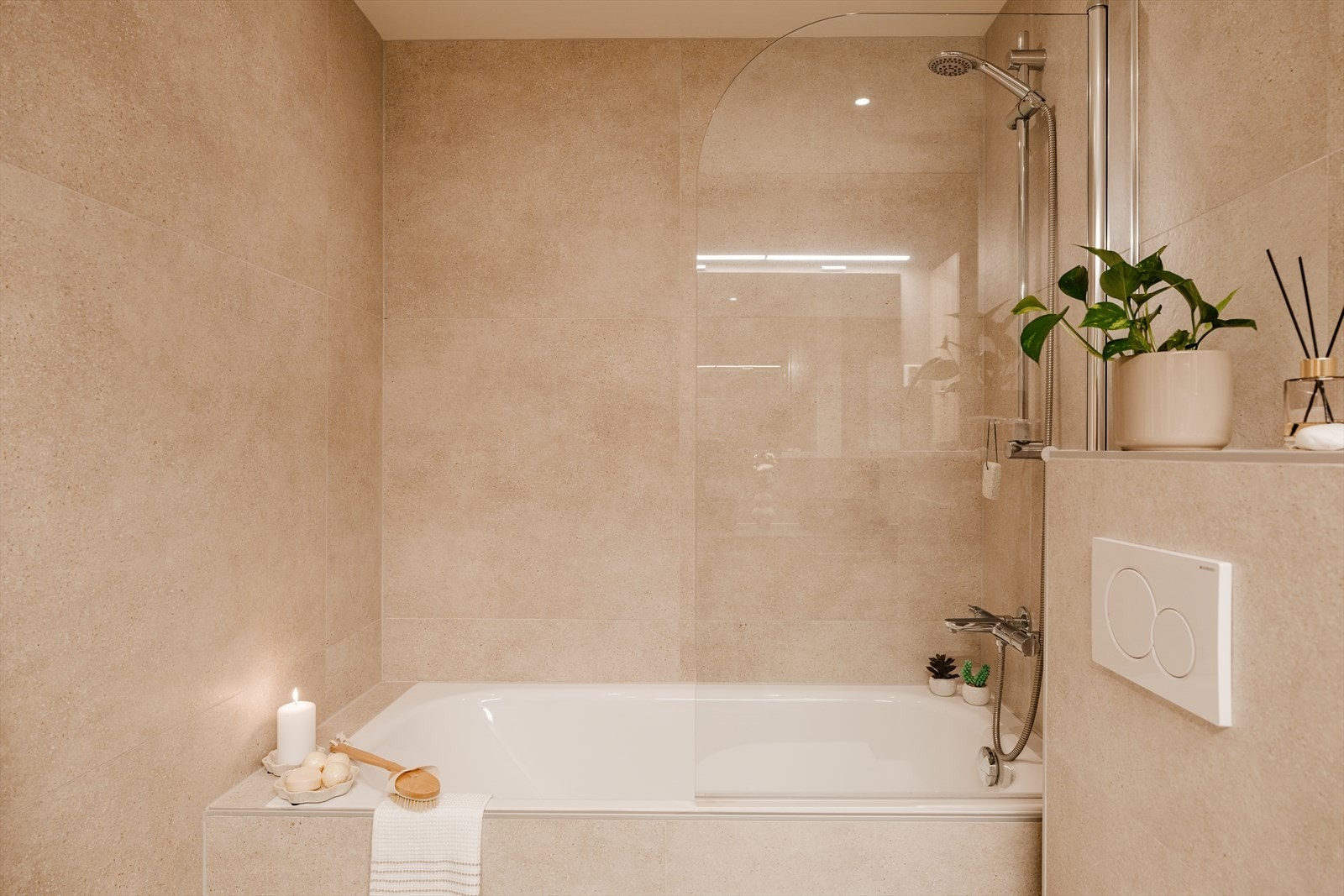 Delikate fliser og pen innredning. Badet ble pusset opp i 2022 og holder en god standard. Galleribilde