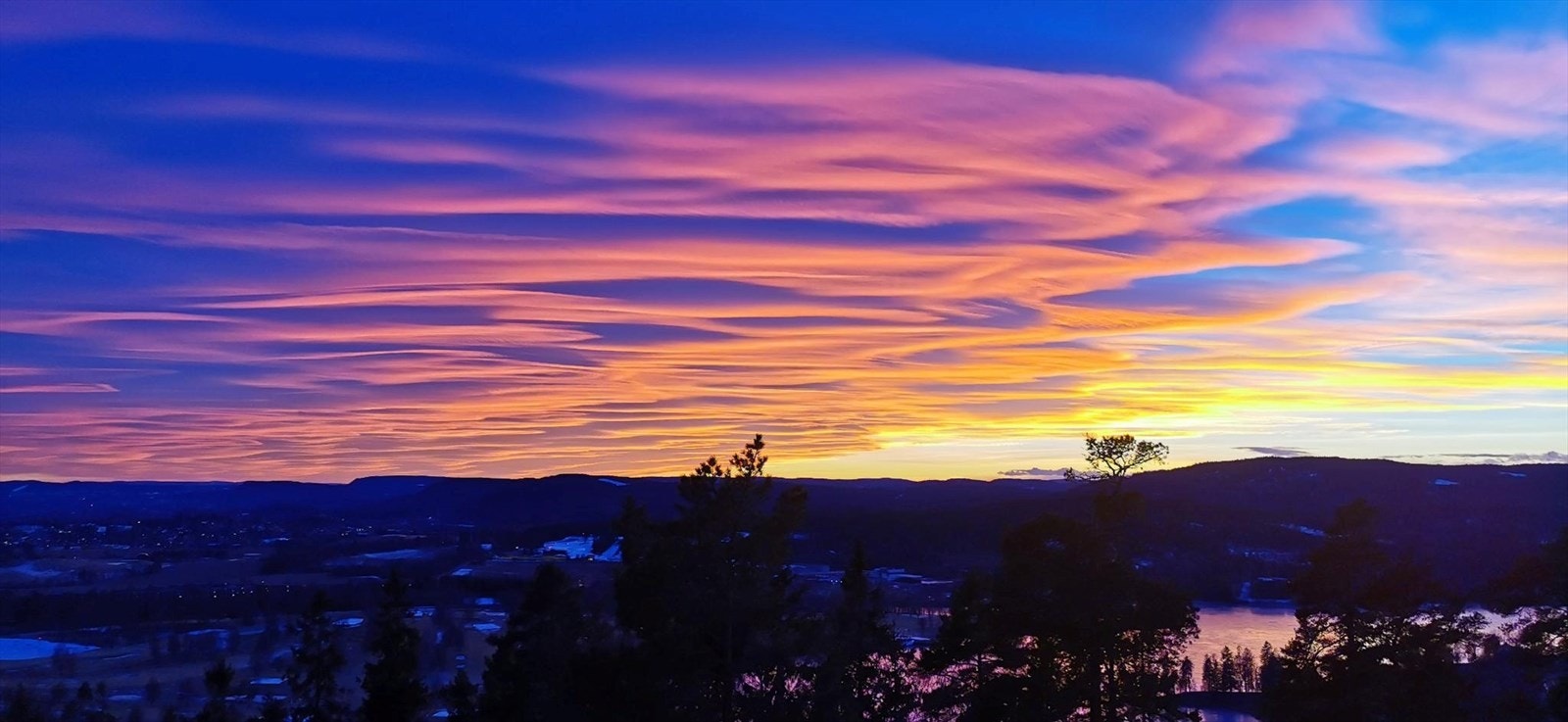 Man kan også nyte nydelige solnedganger fra terrassen. Bilde tatt av selger. Galleribilde