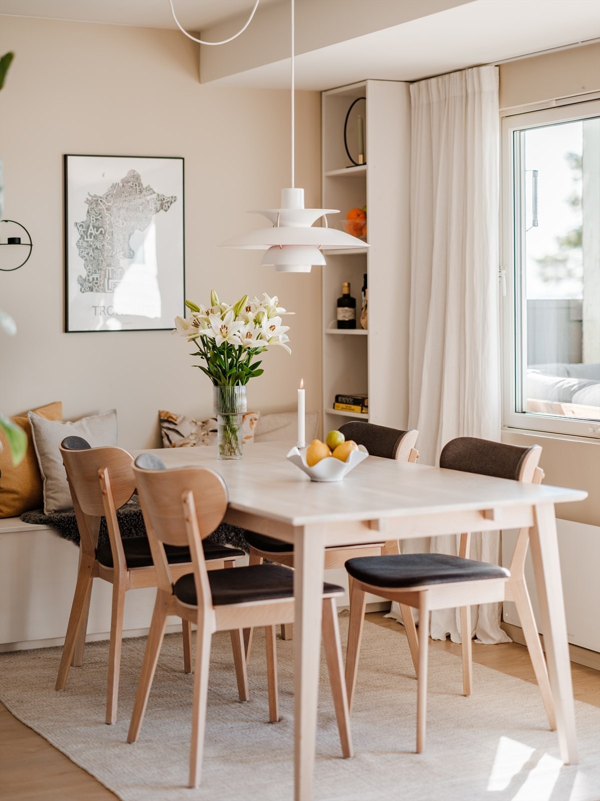 Et hyggelig sted å invitere både venner og familie på middag. Merk plassbygd sittebenk med ekstra lagringsplass langs yttervegg. Galleribilde