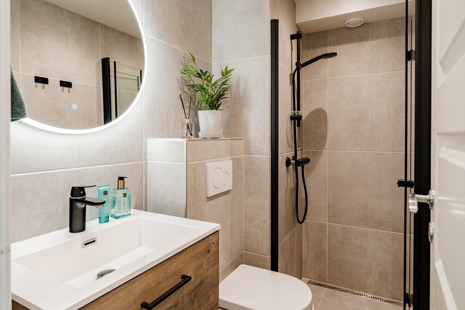 Inngang til "gjestebad" fra gangen. Badet holder en god standard og ble totalopusset i 2021. Galleribilde