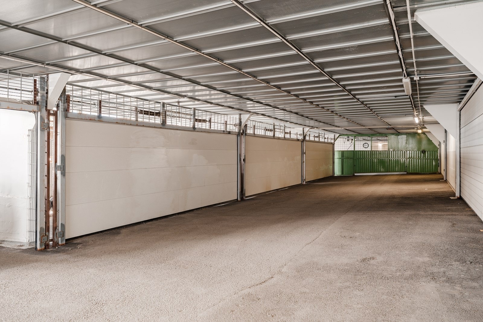 Det medfølger en garasjeplass i felles garasjeanlegg i kjelleren. Galleribilde