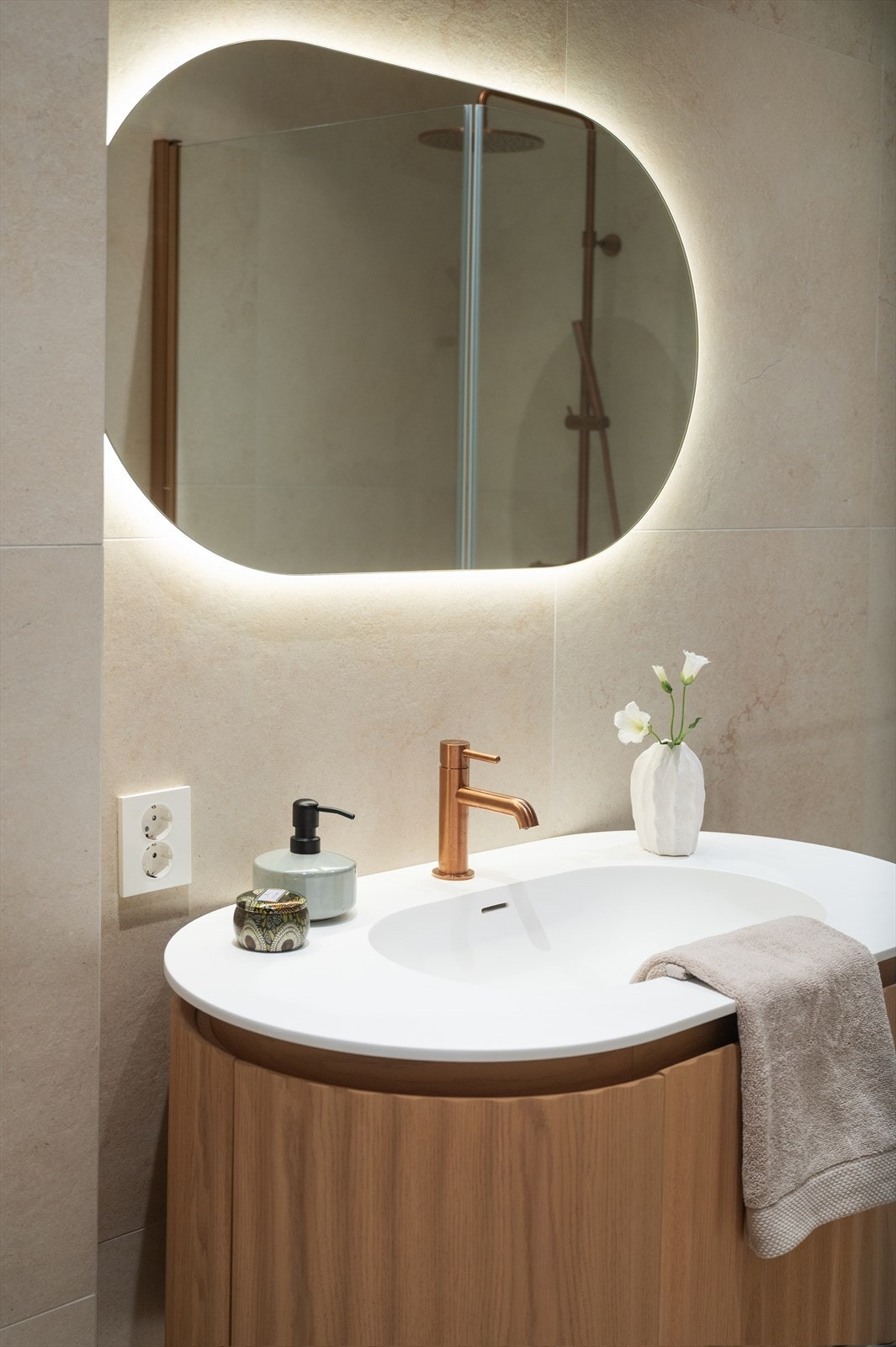 Elegant servantinnredning og speil med integrert, bakgrunnsbelyst belysning. Galleribilde