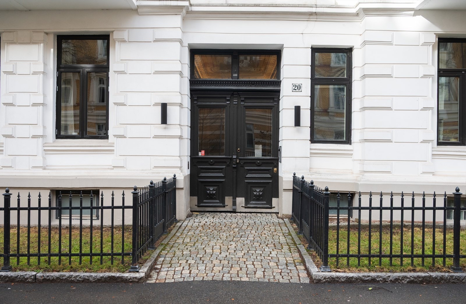 Velholdt bygård fra 1895 med en representativ fasade mot Elisenbergveien. Galleribilde