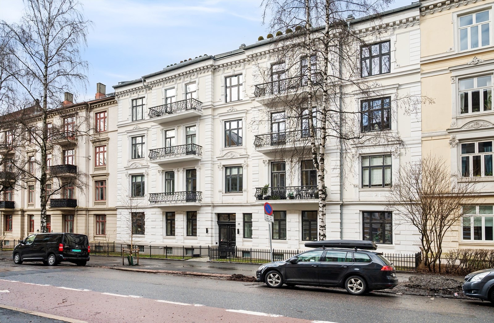 Eiendommen ligger i et veletablert område med klassisk bygårdsarkitektur, sentralt på Frogner i enveiskjørt gate. Galleribilde