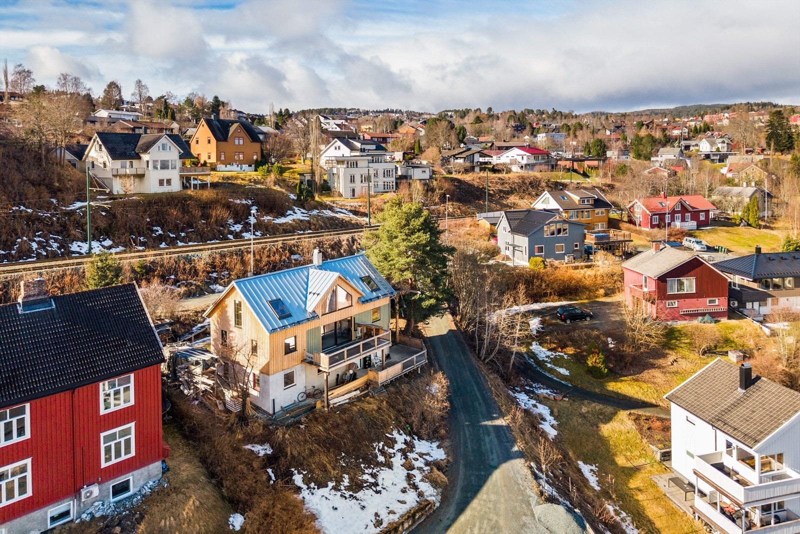 Huset har en god beliggenhet i lite trafikkert veg og ligger på et høydedrag med nydelig utsikt mot blant annet festningen, Tyholt, Lerkendal og sentrum. Galleribilde