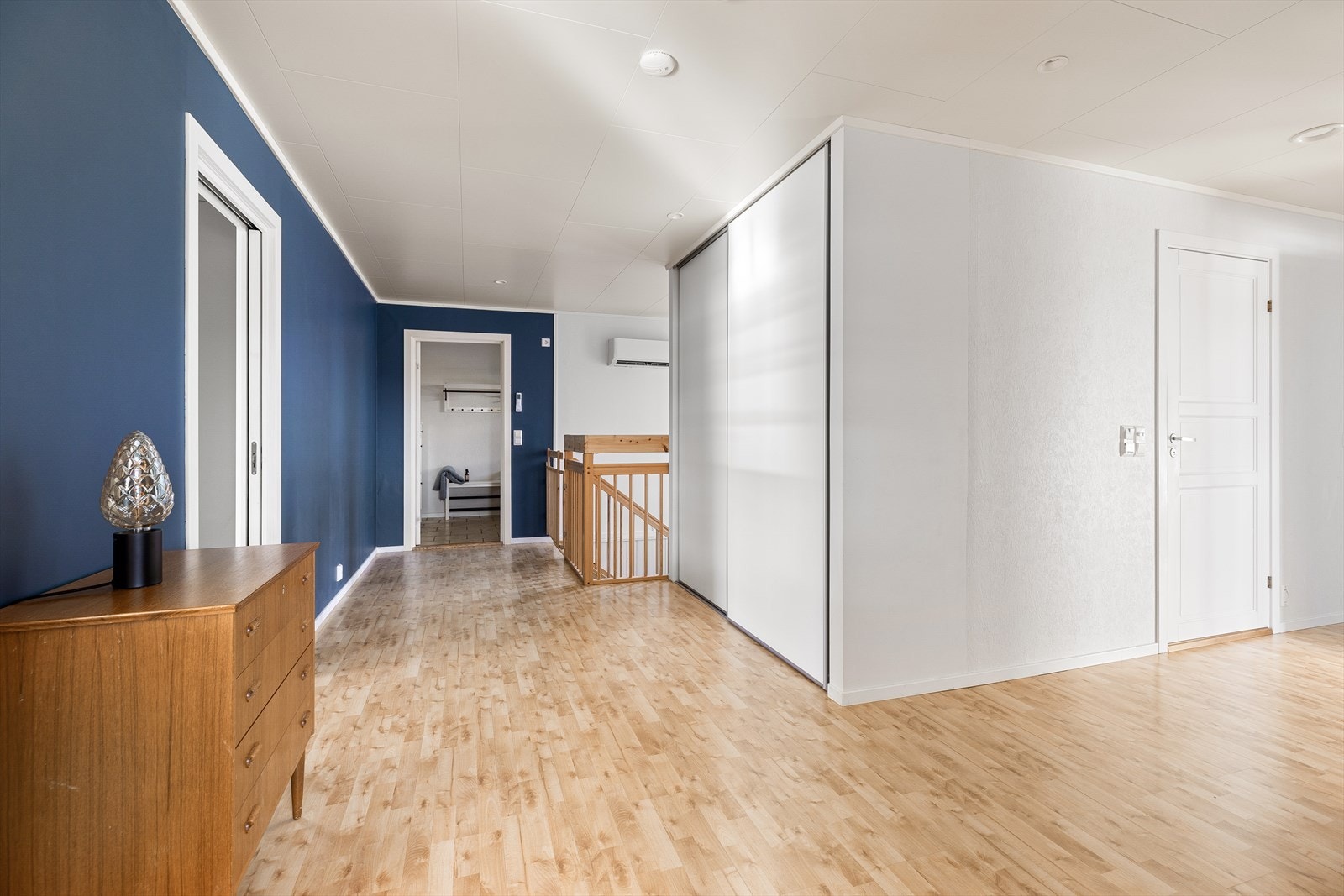 Skyedørsgarderobe i hall. Soverom og bad til høyre Galleribilde