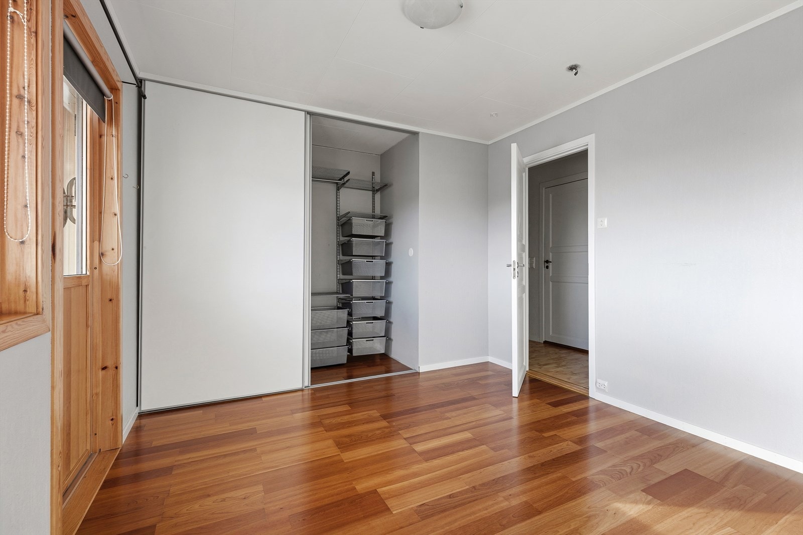 Soverom 1 med romslig skyvedørsgarderobe Galleribilde