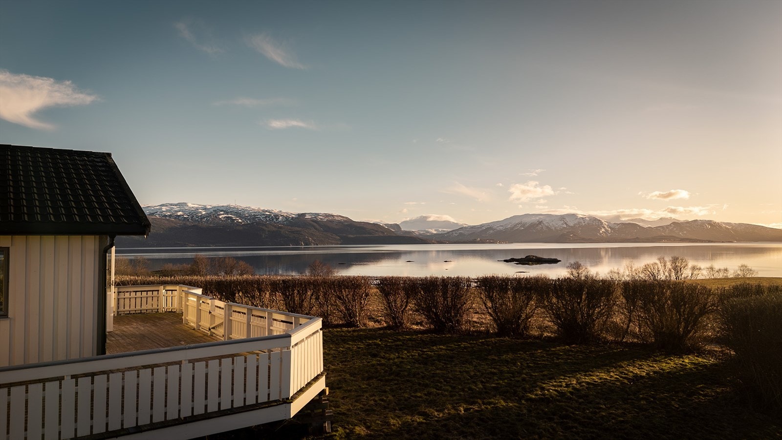 Stor og innholdsrik enebolig med flott fjordutsikt, svært gode solforhold, to garasjer og tilhørende nausttomt (ca. 5-600 m fra huset. Se prospekt for utfyllende informasjon) Galleribilde
