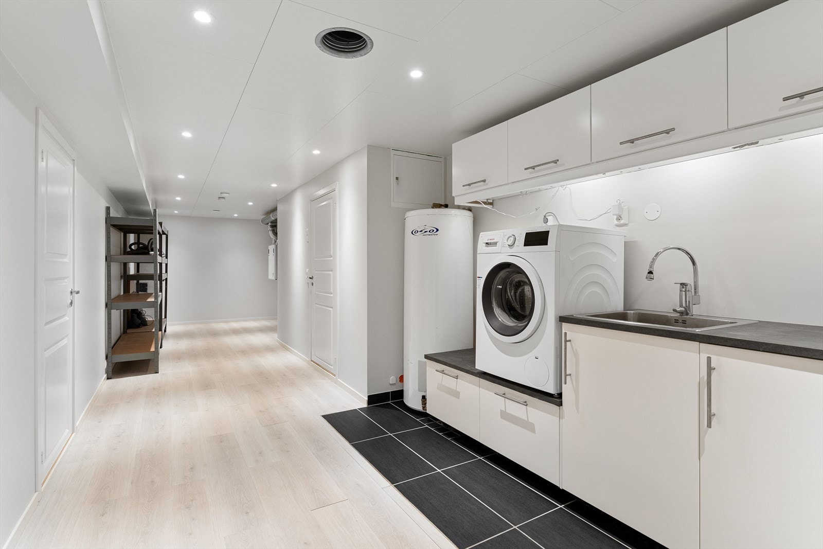 Balansert ventilasjon i kjelleren. Det er nylig utført stor service på anlegget herunder byttet rotormotor, rele varmebatteri, temp føler og filter. Utført av Haaland Fauske Januar 2026 Galleribilde
