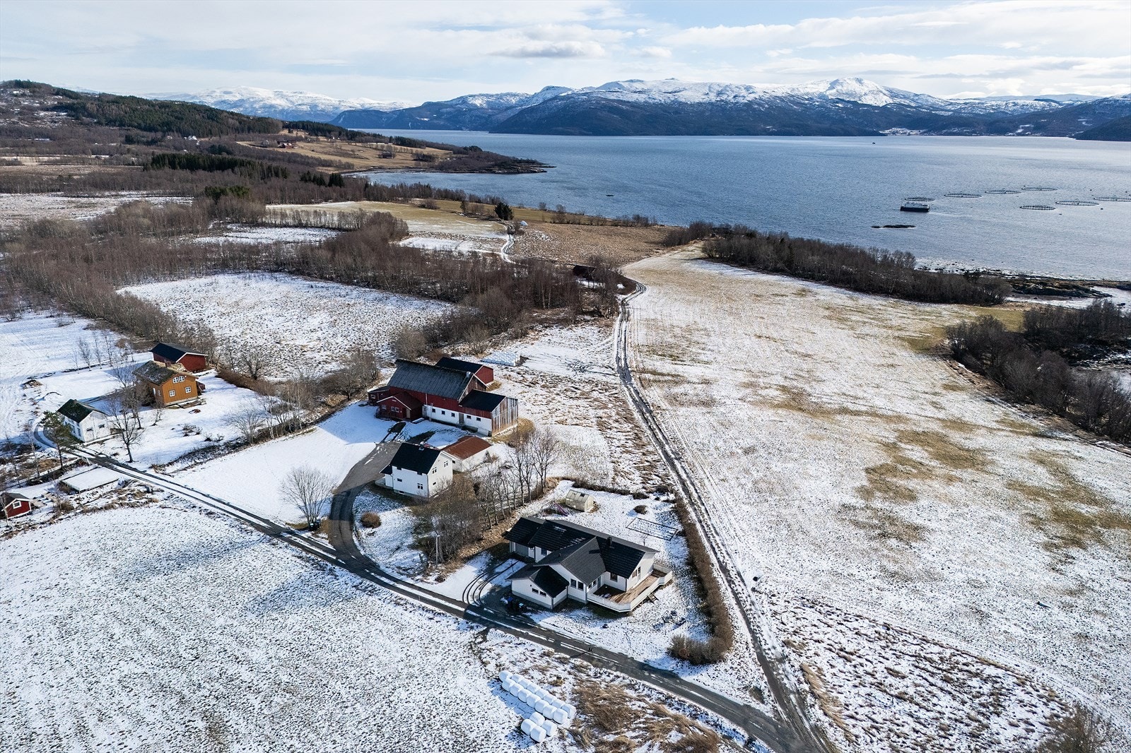Romslig tomt på ca. 1332.6 m². Nausttomten er på ca. 96 m². Se prospekt for nærmere opplysninger. Galleribilde