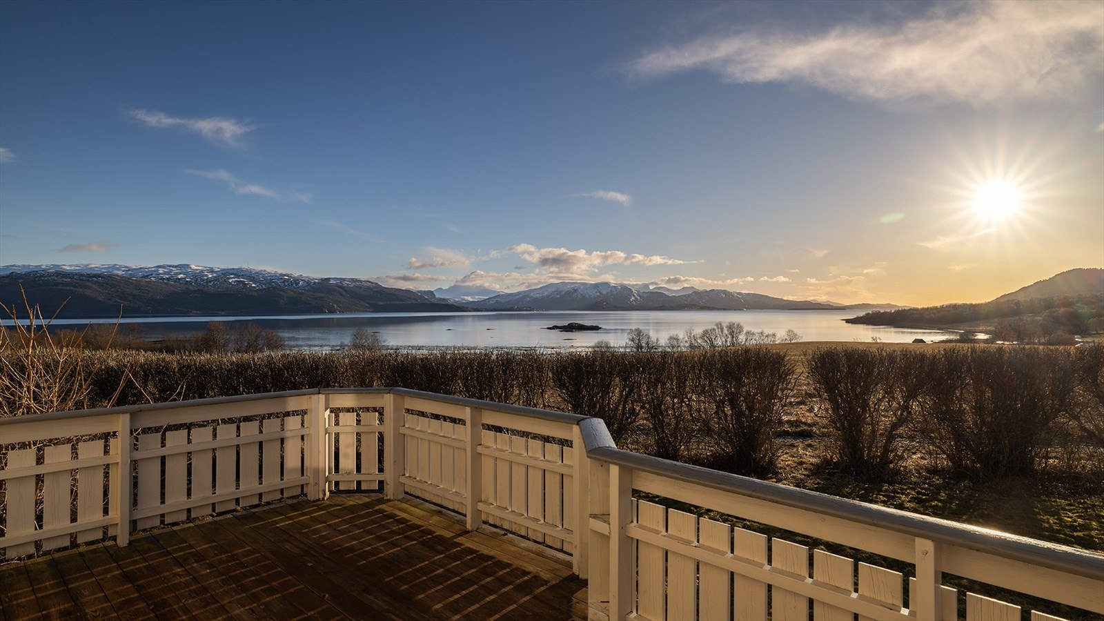 Eiendommen har flott utsikt over fjord og fjell. Sen kveldssol om sommeren Galleribilde